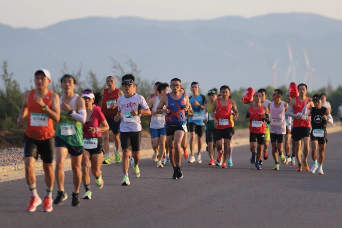 VDV qua doi tai giai Marathon Quy Nhon co dau hieu la truoc khi nga hinh anh