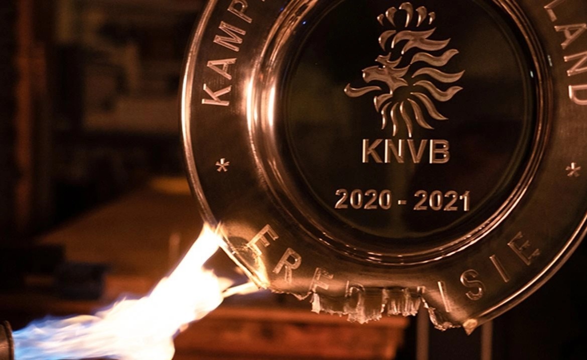 Ajax gianh giai sang tao sau khi nung chay cup vo dich hinh anh