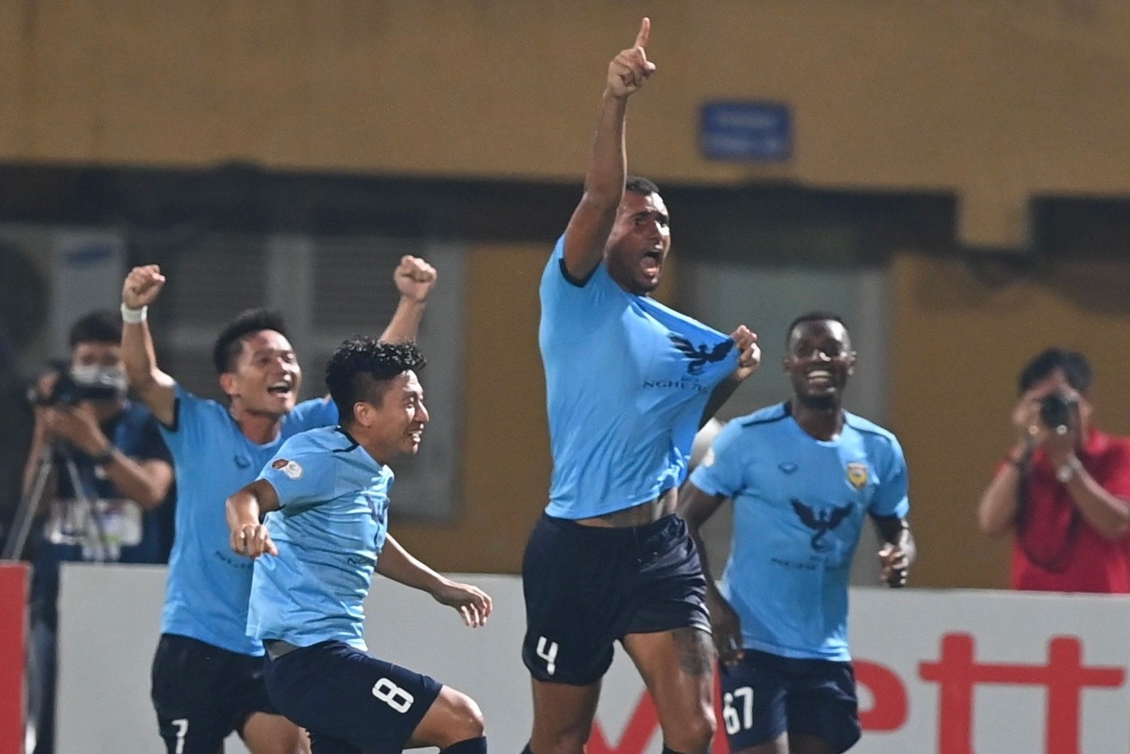 CLB Viettel thua Ha Tinh tren san nha dung phut 90 hinh anh