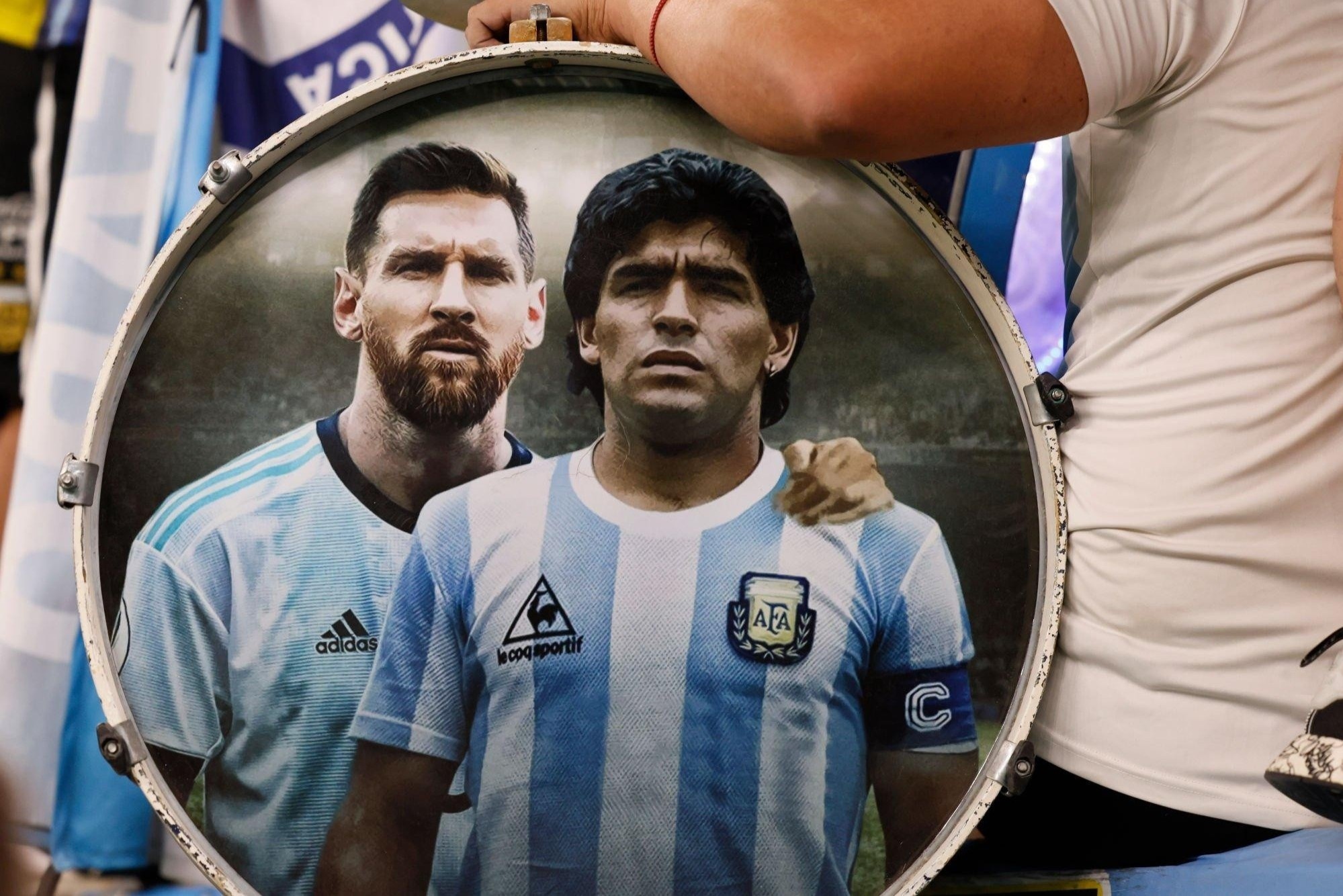 Messi vi dai nhat, nhung khong phai truoc Maradona hinh anh