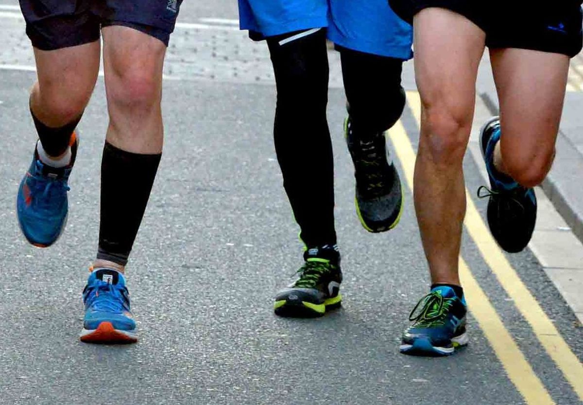 Hoi chung 'ban chan vit' trong chay bo hinh anh