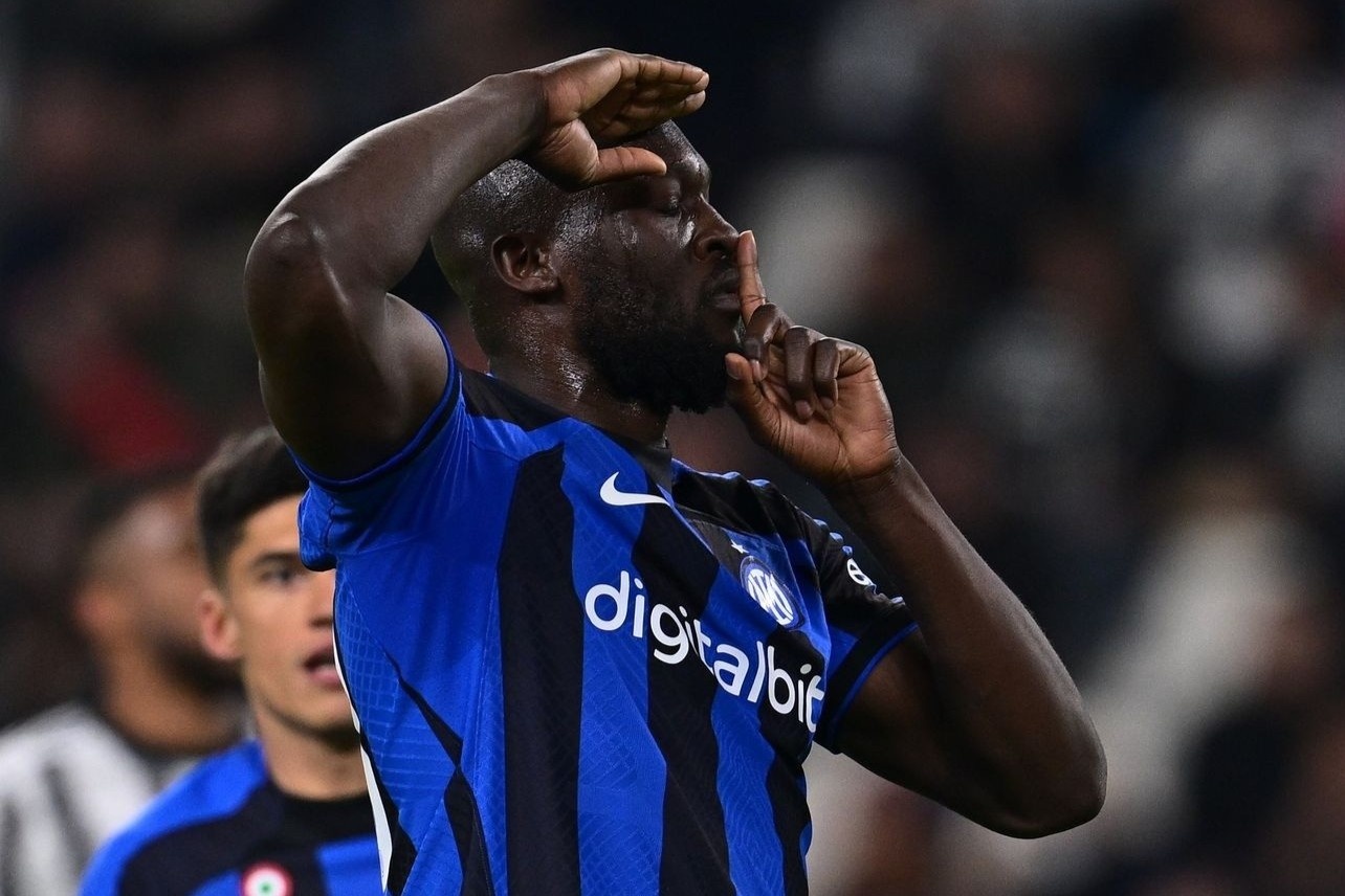 Lukaku nhan the do ngay sau khi ghi ban phut bu gio hinh anh