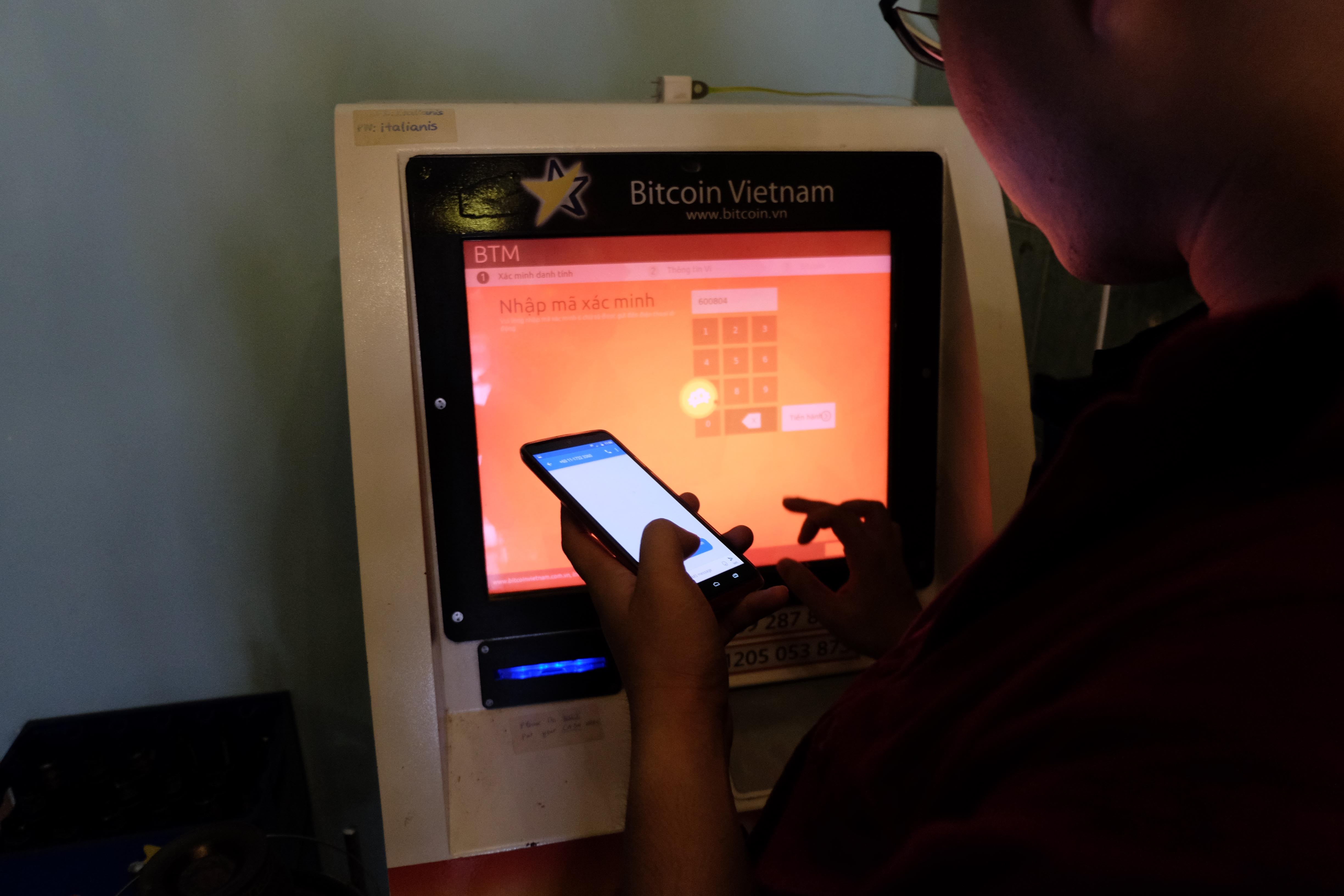 Mua ban Bitcoin trong tiem an o Sai Gon anh 8