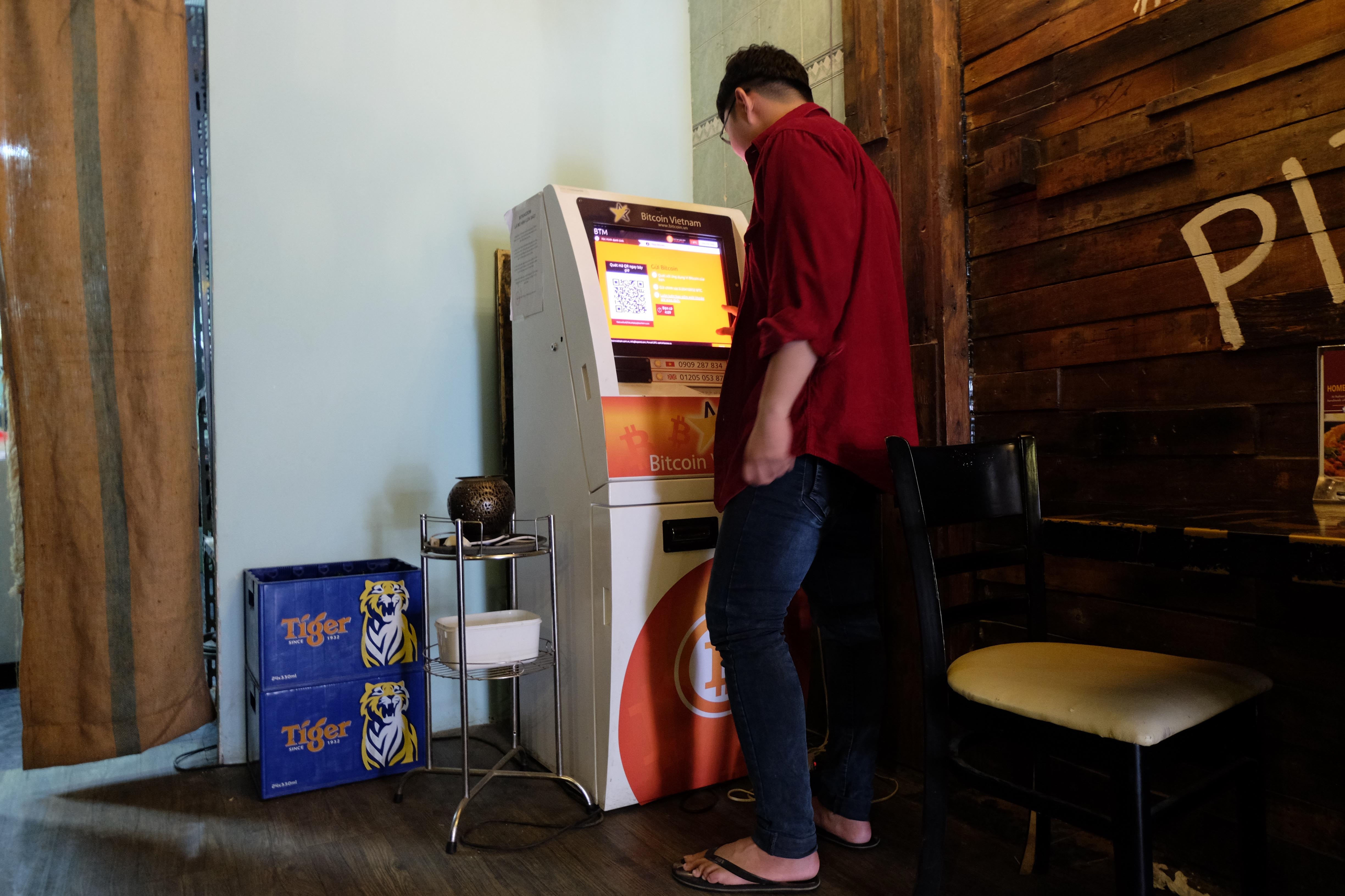Mua ban Bitcoin trong tiem an o Sai Gon anh 4