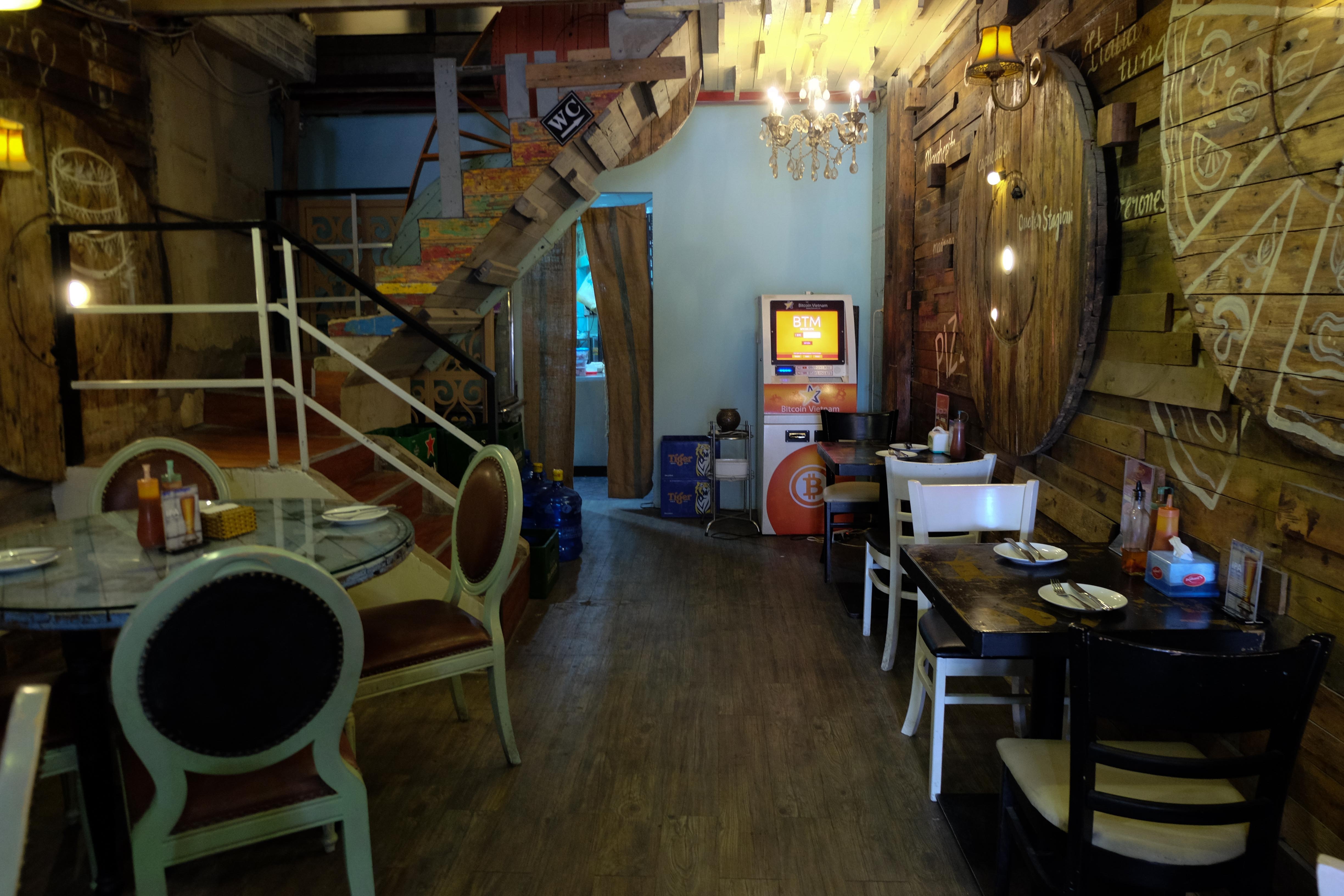 Mua ban Bitcoin trong tiem an o Sai Gon anh 2