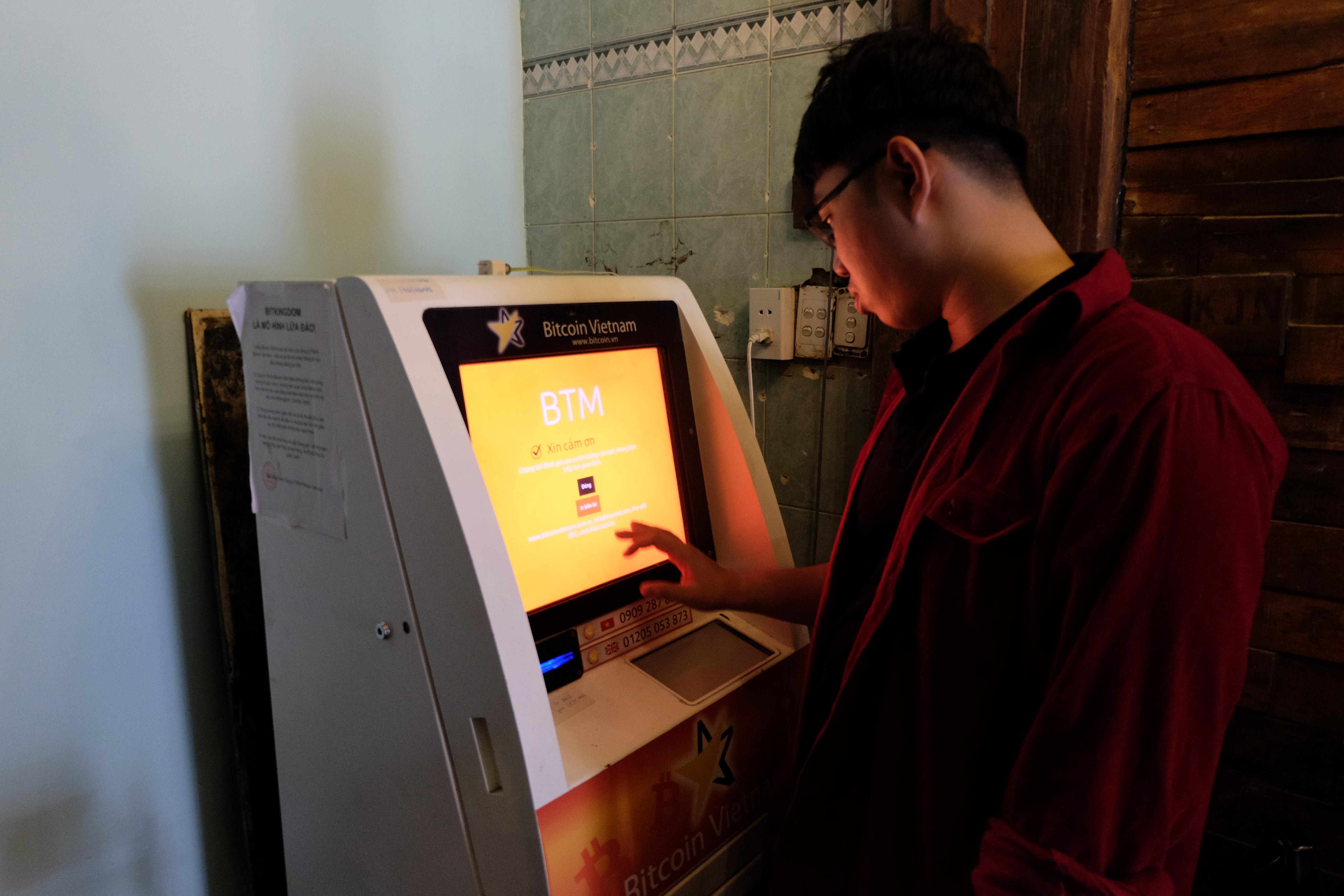 Mua ban Bitcoin trong tiem an o Sai Gon anh 11