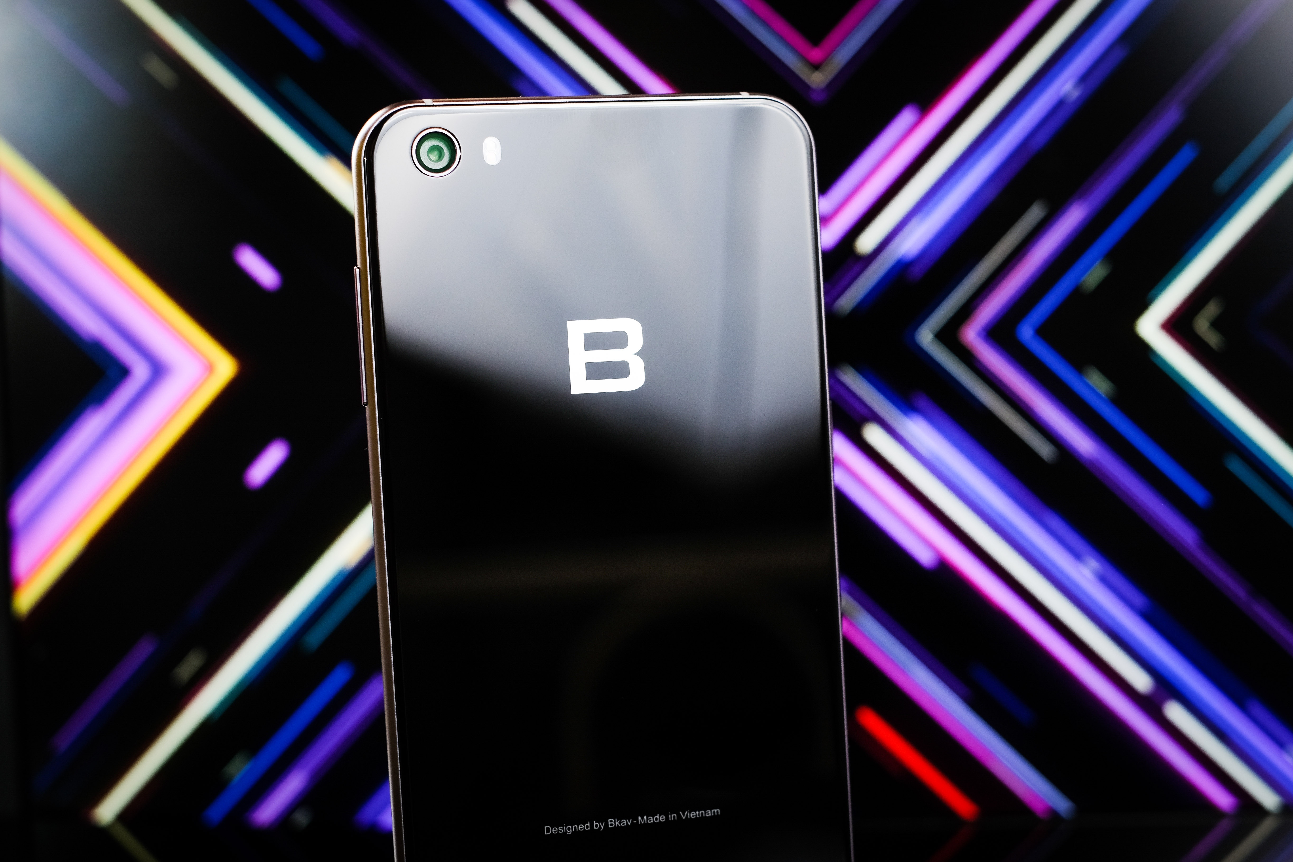 Danh gia Bphone 2017: Dang dep, camera on, phan mem can cap nhat hinh anh