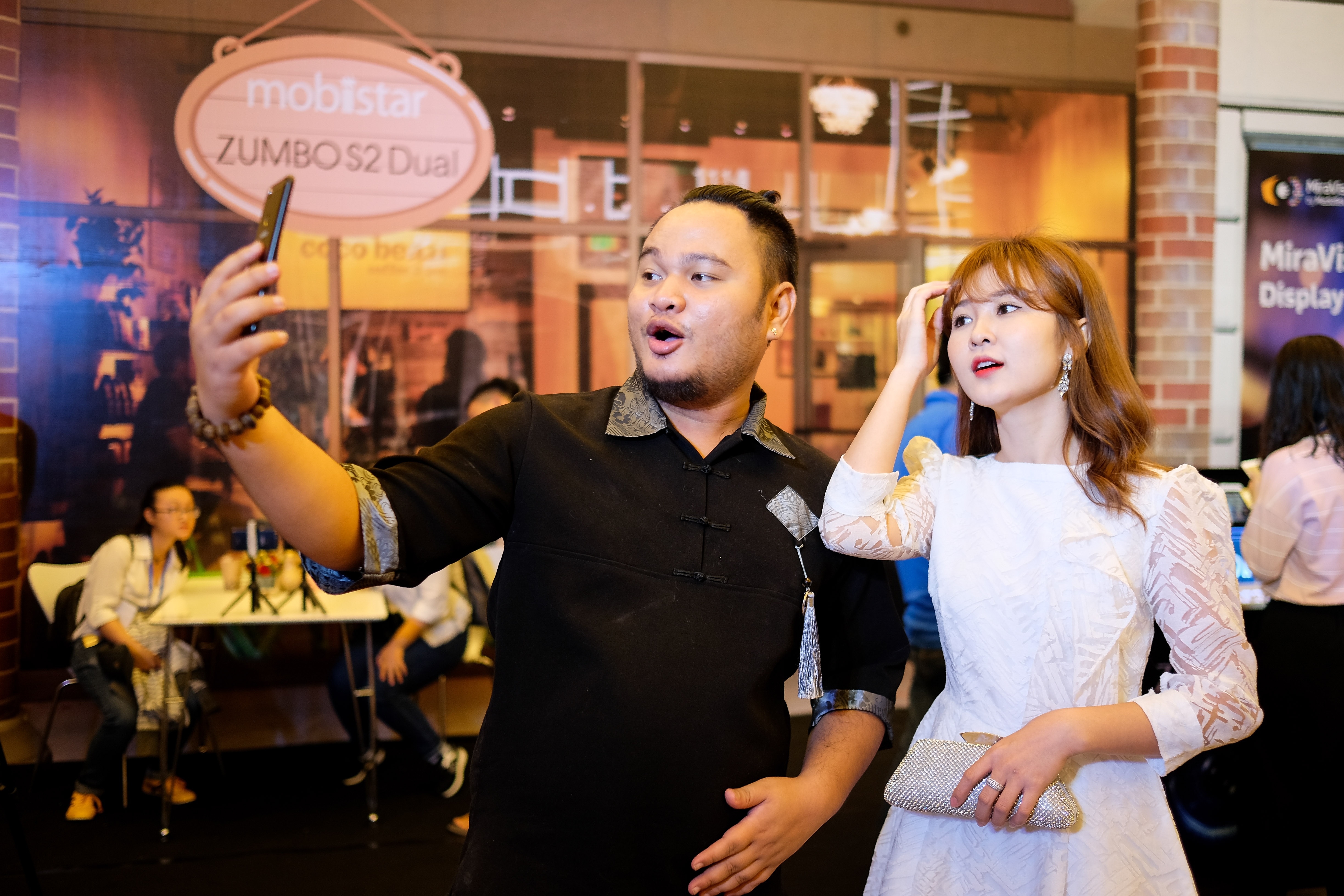 Gioi tre hao hung trai nghiem bo doi smartphone Viet moi hinh anh