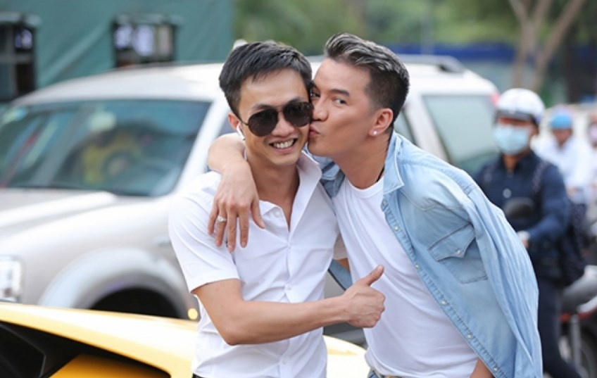 Lap trang Cuong Do La tang the cao 'cau like' tren Facebook hinh anh