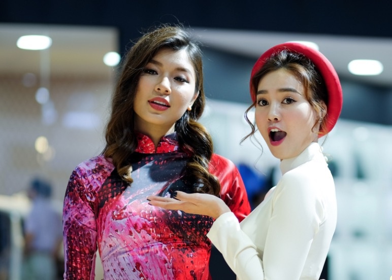 Dan nguoi mau xinh dep tai trien lam VIMS 2017 hinh anh