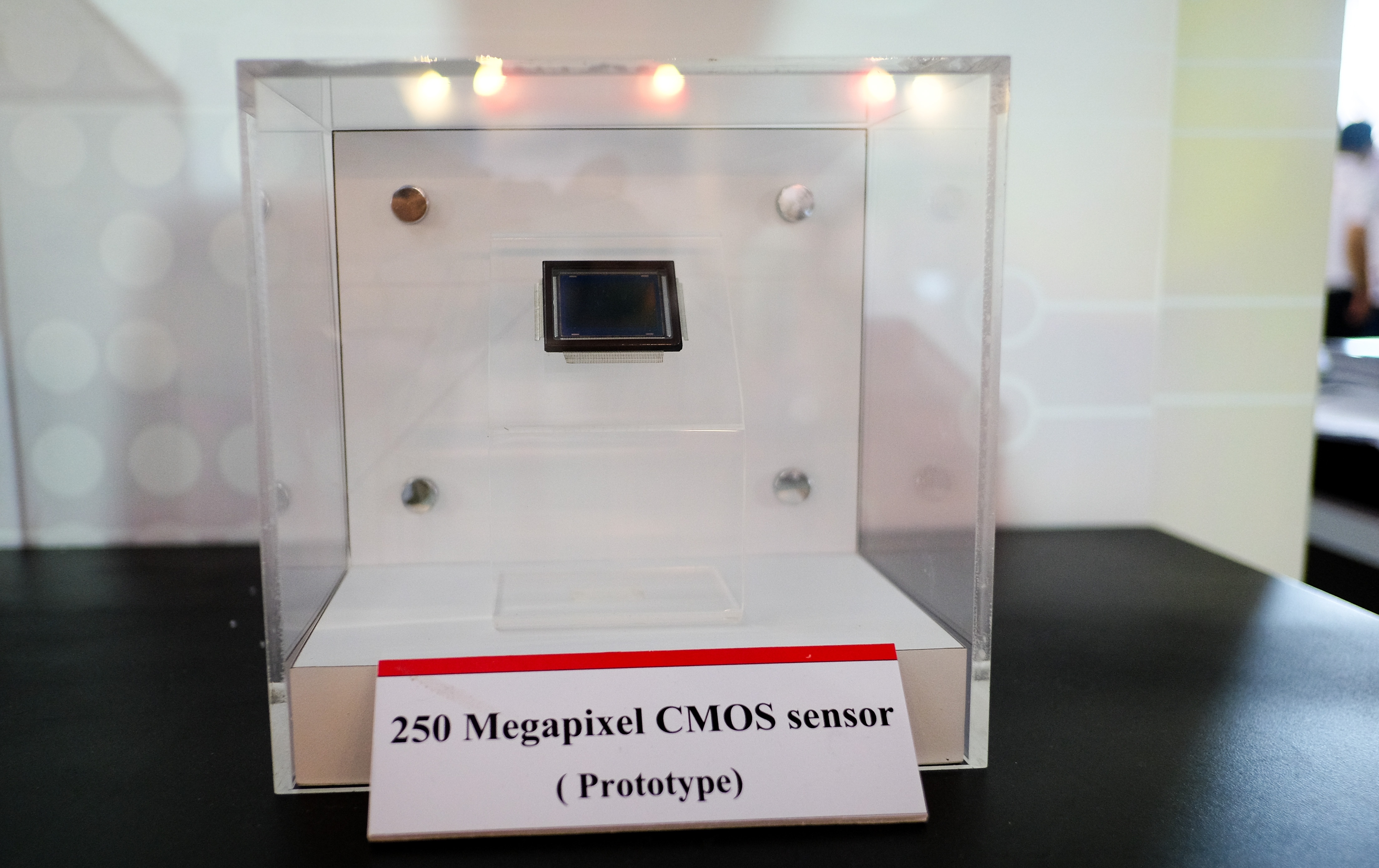 Cam bien 250 MP,  may quay ISO 4 trieu xuat hien ta anh 4