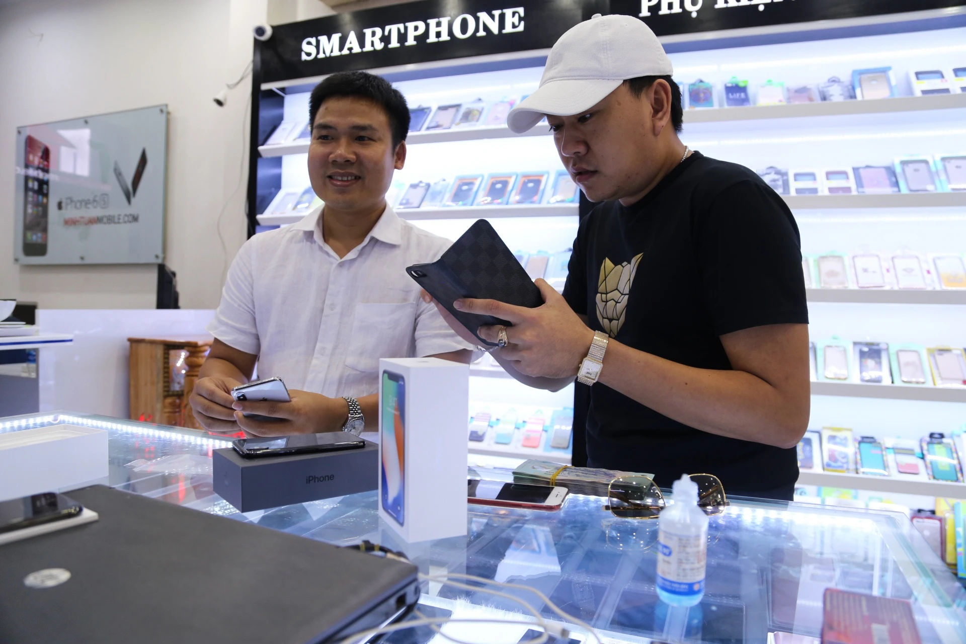 Nguoi Viet dau tien mua iPhone X: 'Ngay rot chuc trieu cung cam' hinh anh