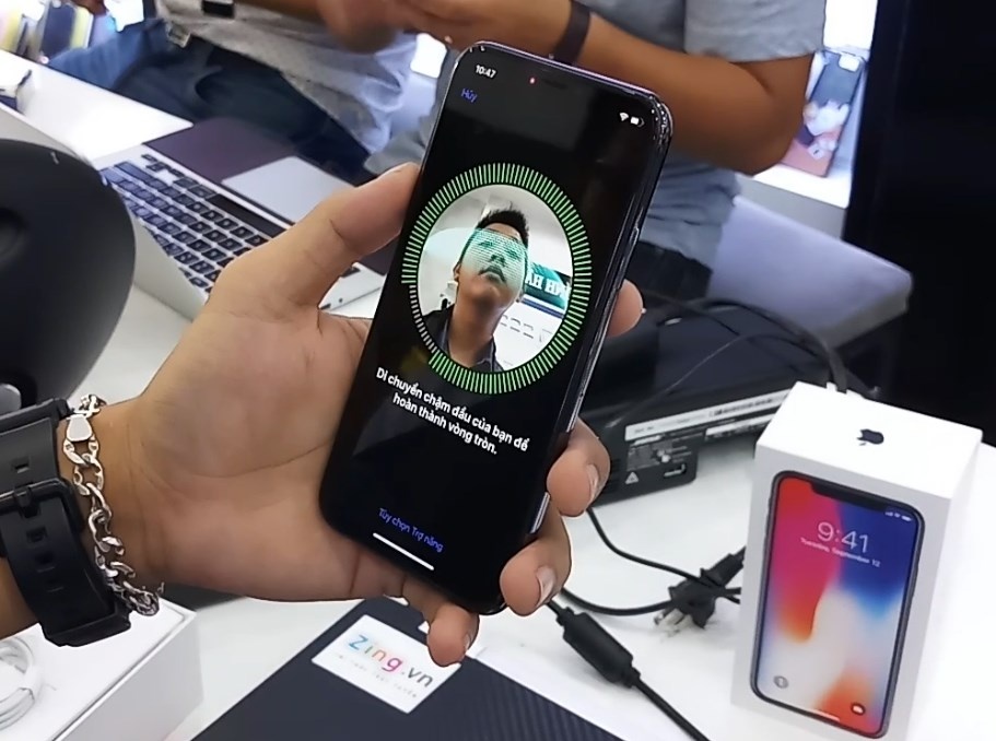 Face ID tren iPhone X: Tien loi va thong minh hinh anh