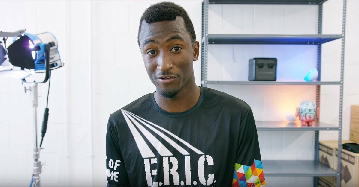 Vlogger cong nghe noi tieng nhat the gioi khoe anh de toc iPhone X hinh anh