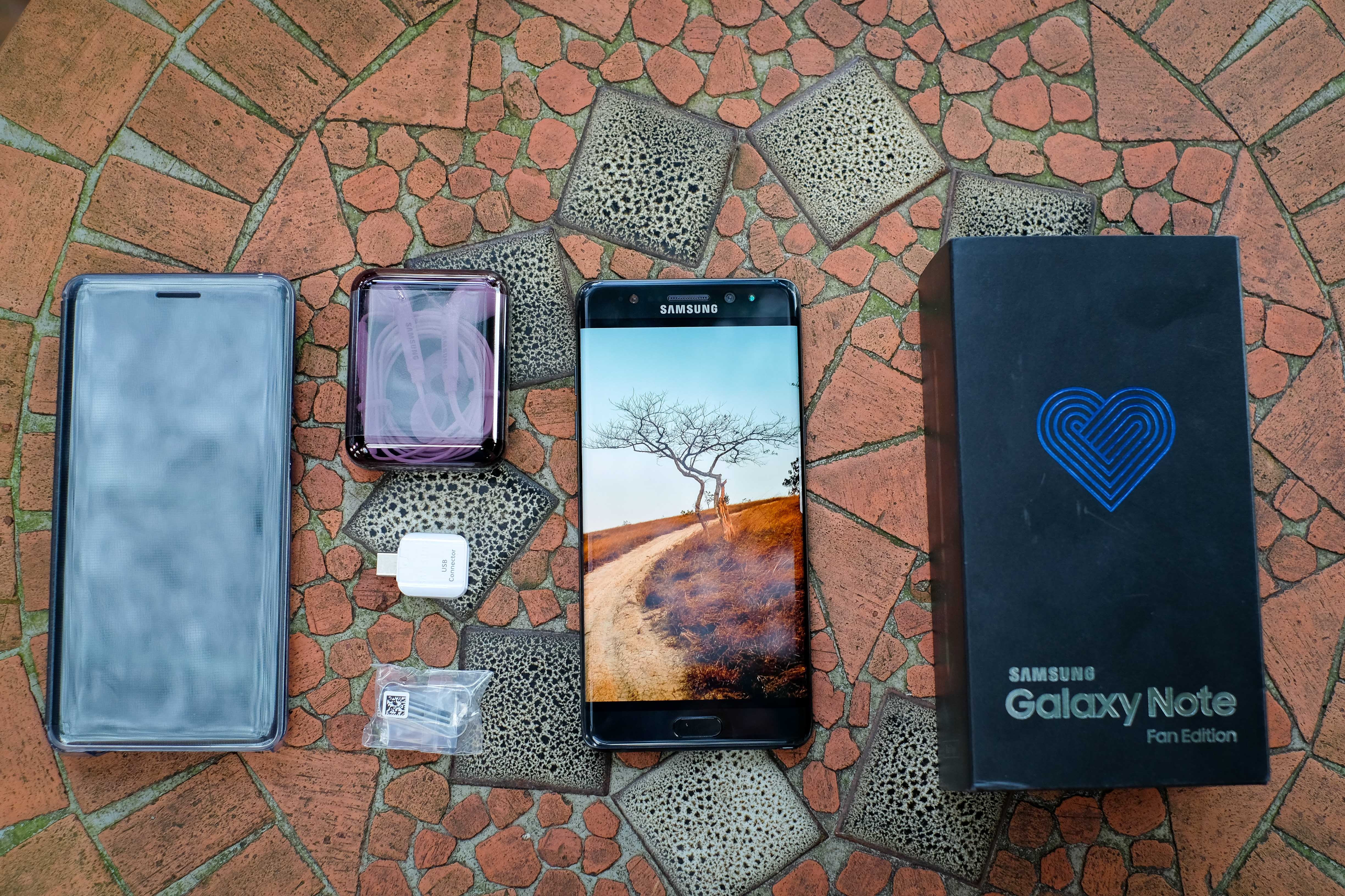 Mo hop Galaxy Note FE chinh hang gia 13,9 trieu dong hinh anh