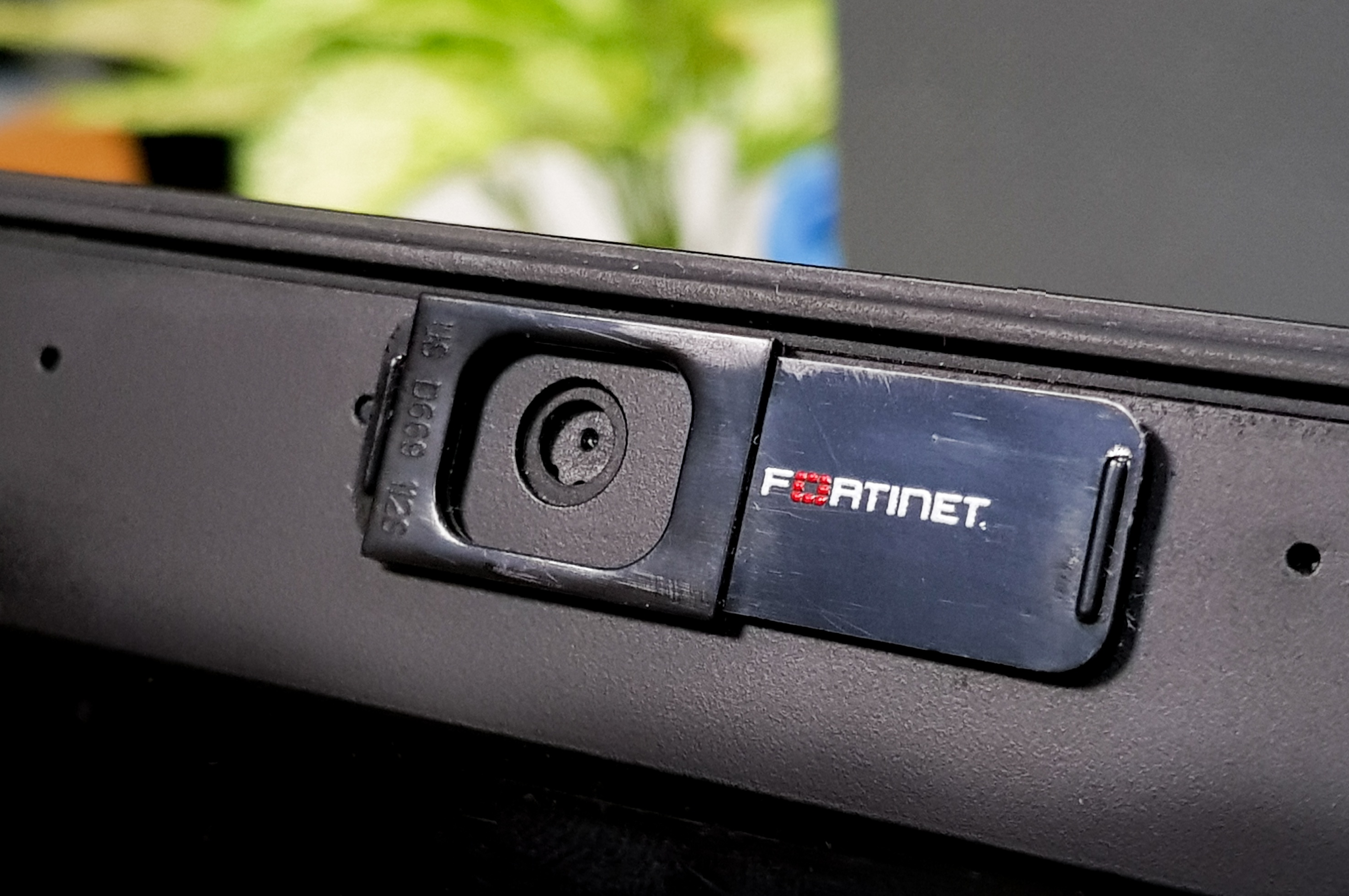 Dan ngay webcam neu khong muon bi hacker nhin len hinh anh