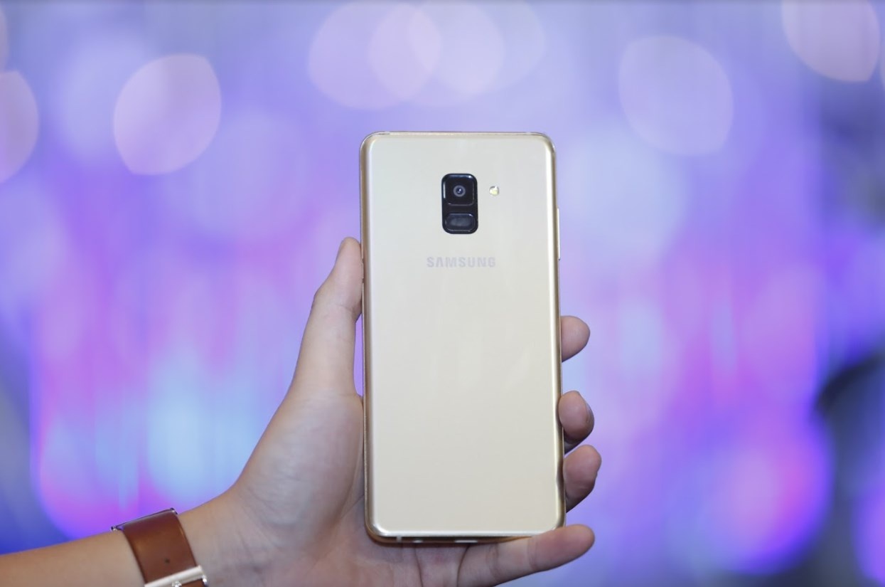 Ra mat Samsung Galaxy A8,  Gear Fit2 Pro anh 1