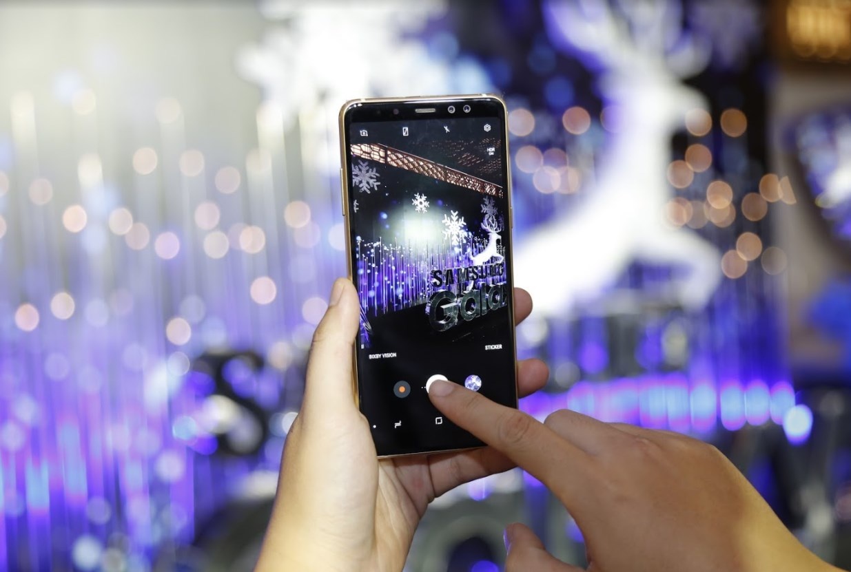 Samsung ra mat bo doi Galaxy A8 trang bi 2 camera selfie hinh anh