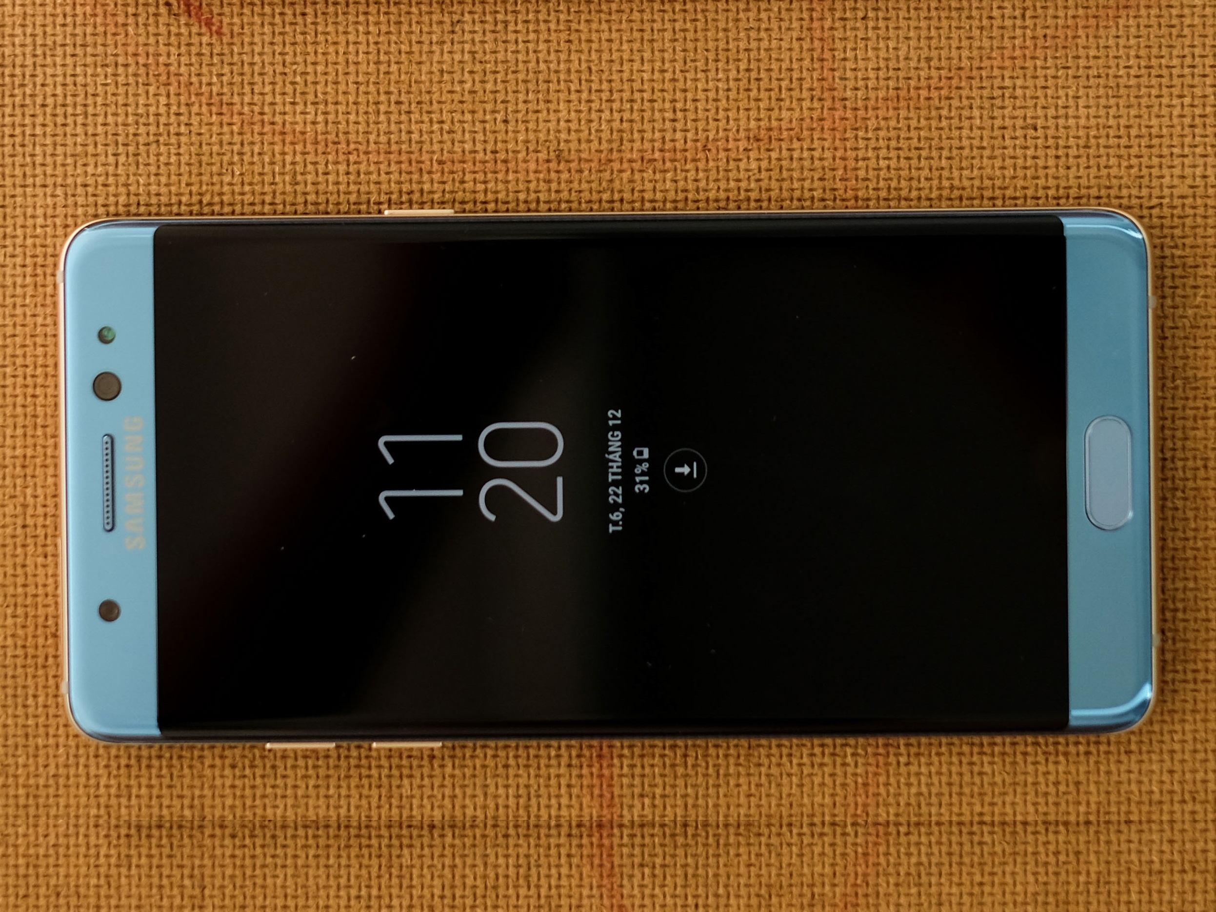 so sanh man hinh galaxy note fe va iphone 7 plus anh 2