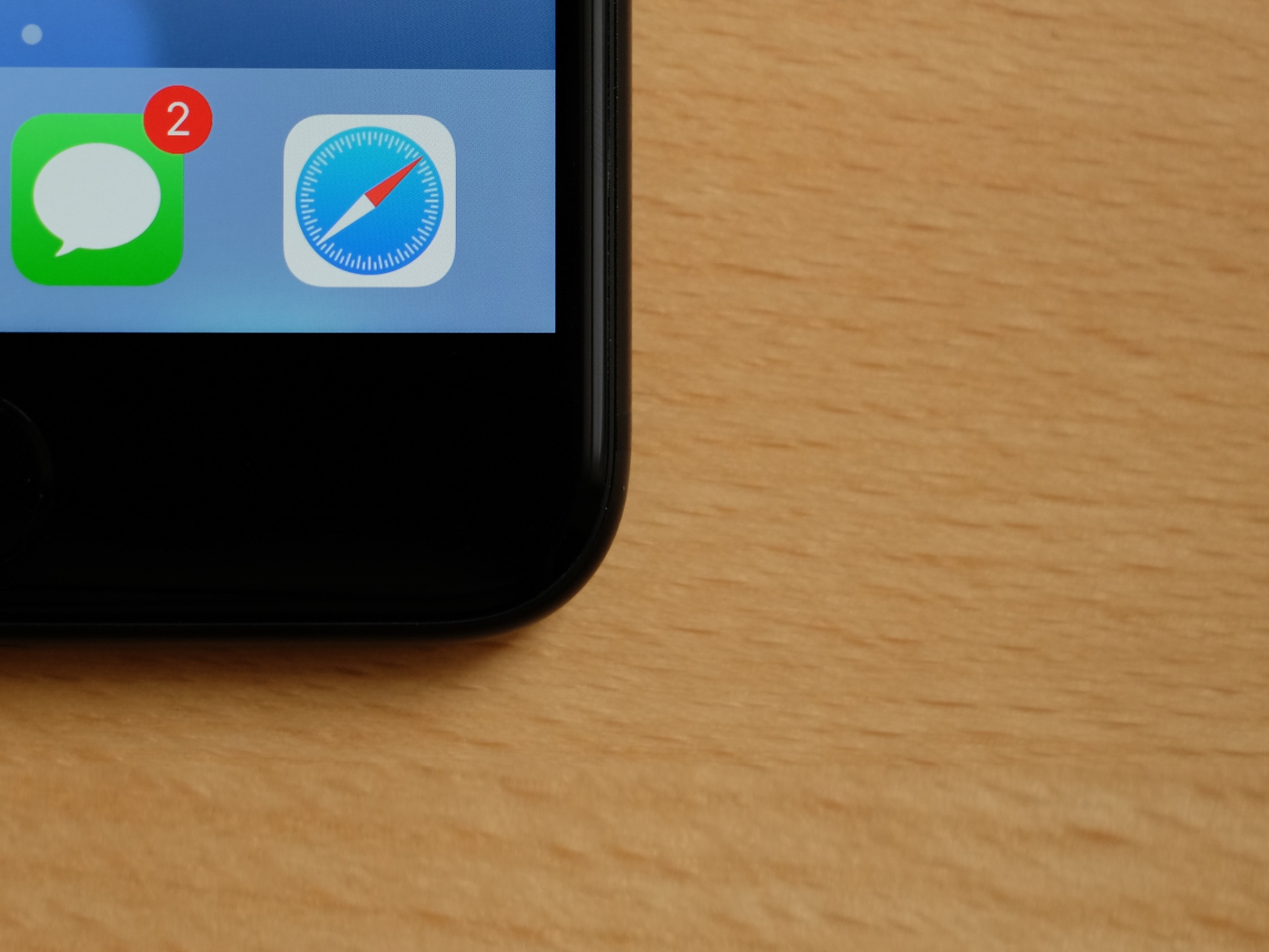 so sanh man hinh galaxy note fe va iphone 7 plus anh 9