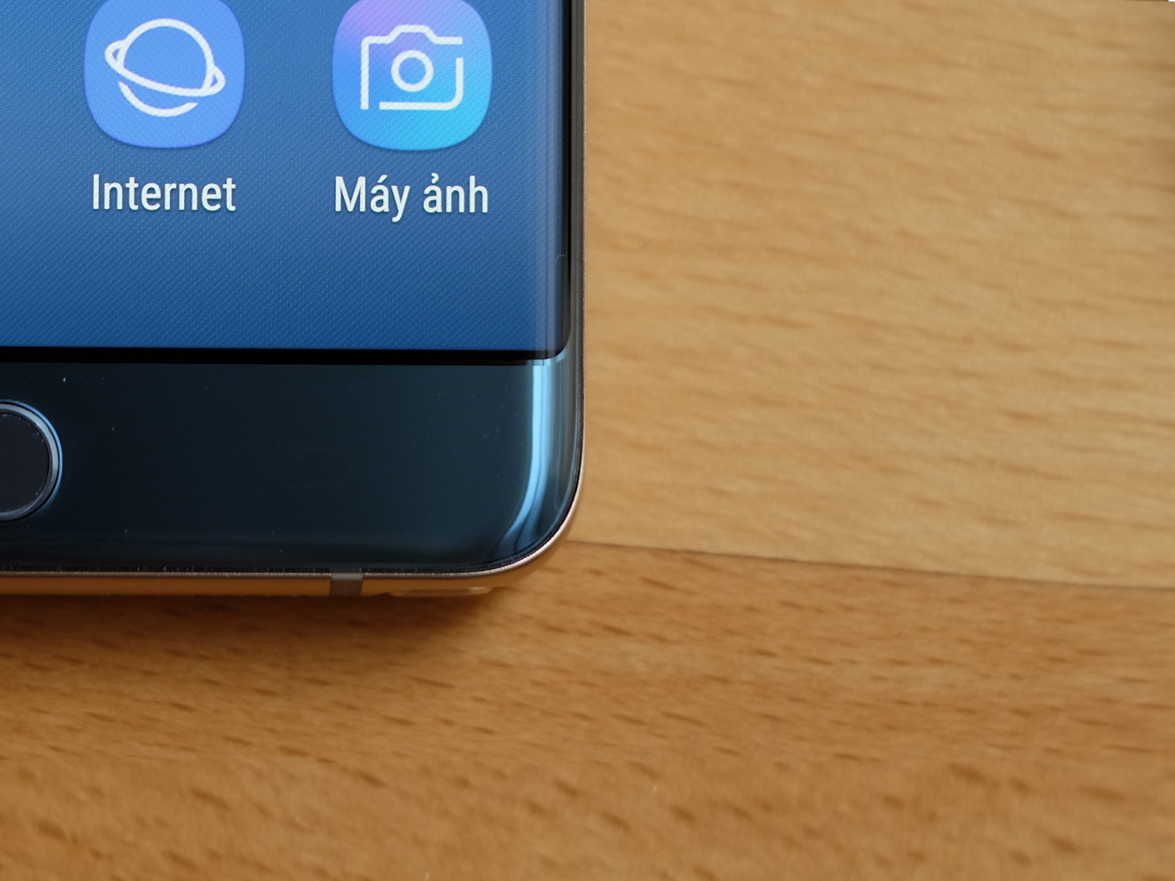 so sanh man hinh galaxy note fe va iphone 7 plus anh 10