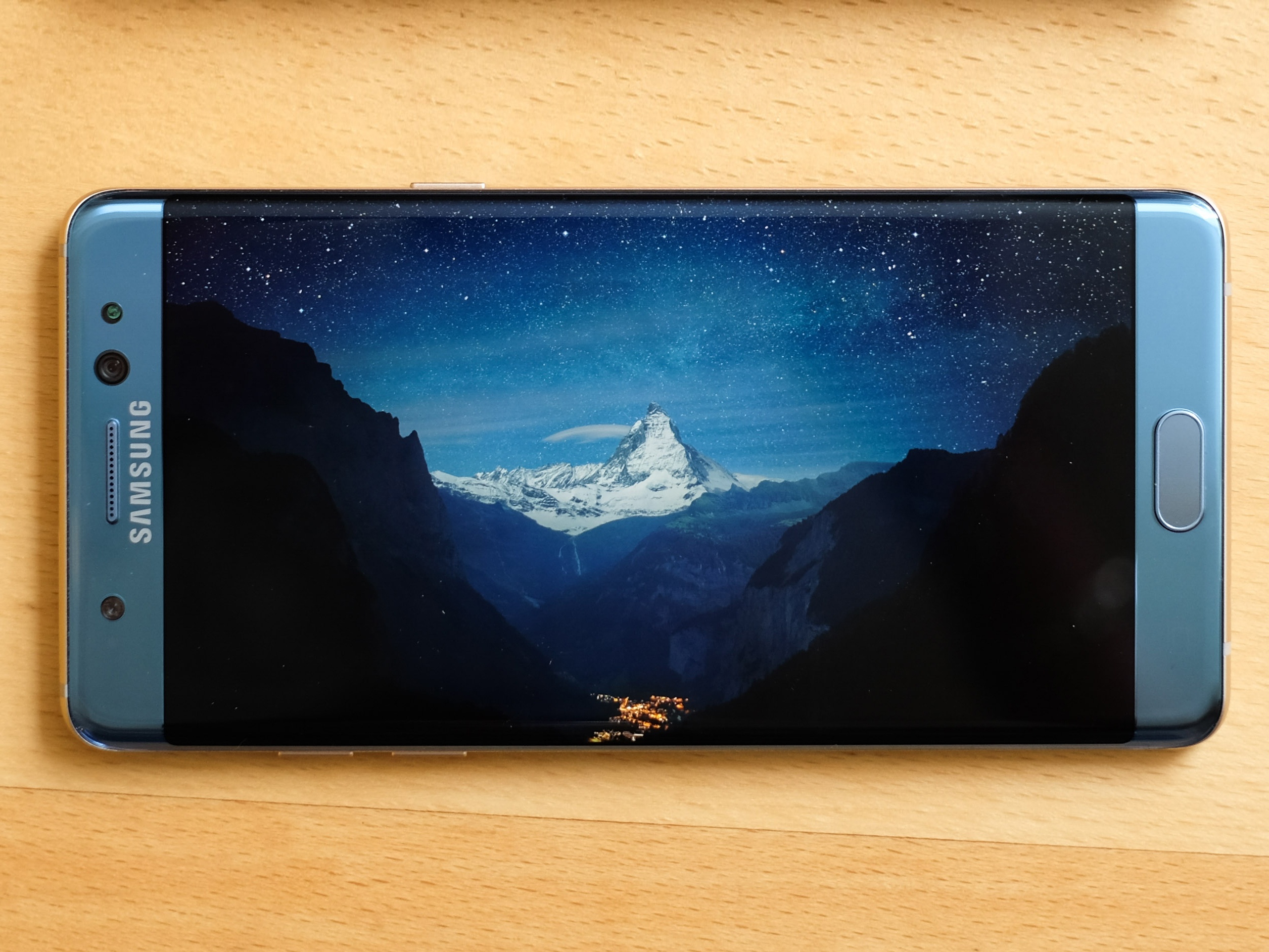 so sanh man hinh galaxy note fe va iphone 7 plus anh 15