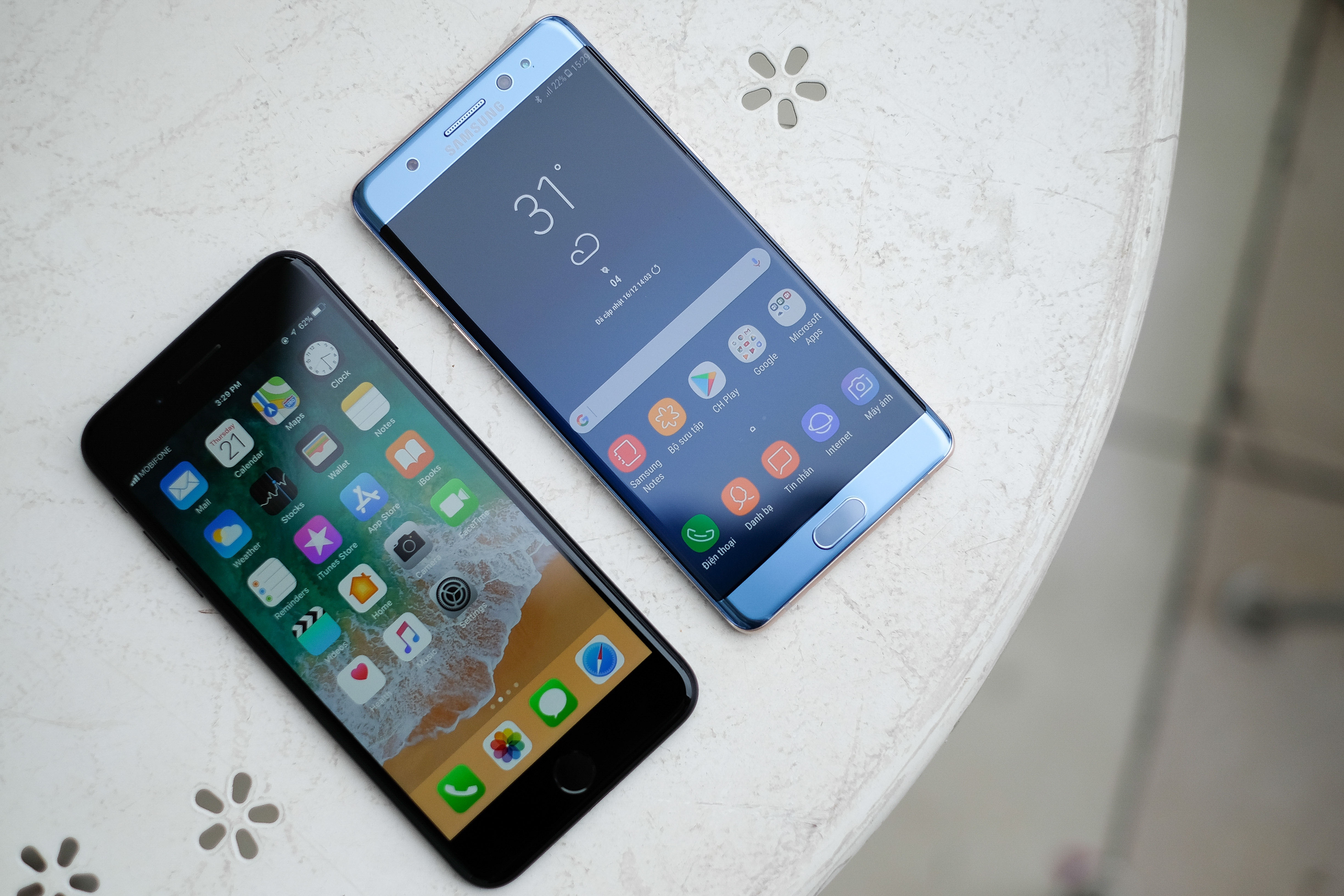 So sanh man hinh Galaxy Note FE va iPhone 7 Plus hinh anh