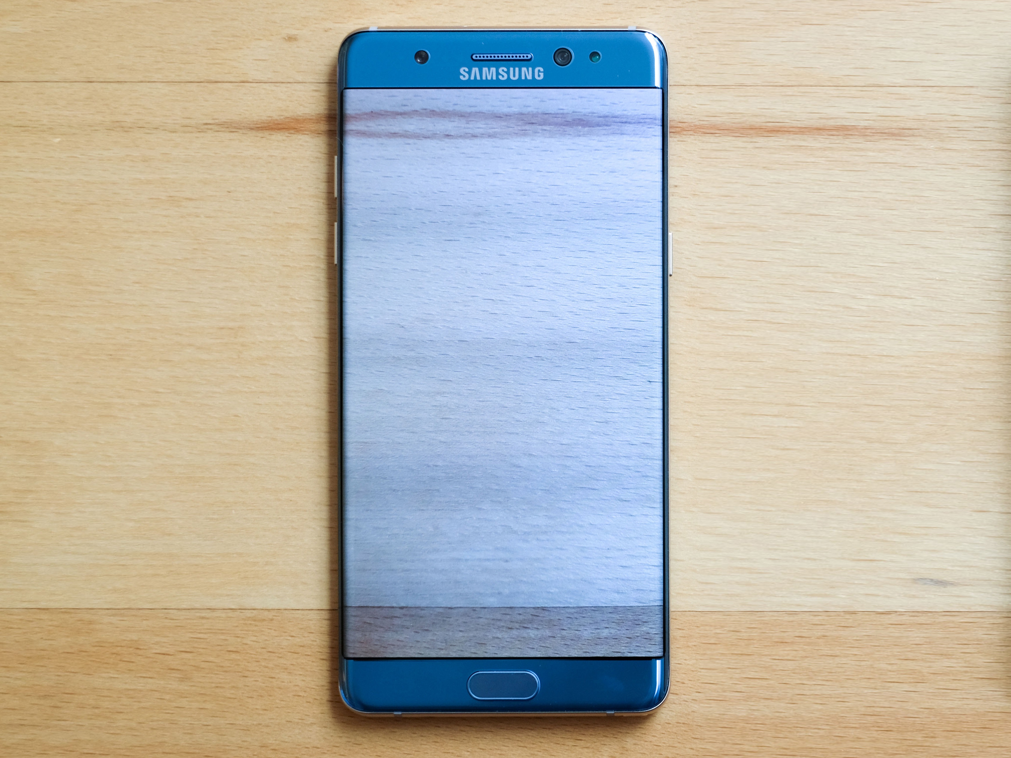 so sanh man hinh galaxy note fe va iphone 7 plus anh 4