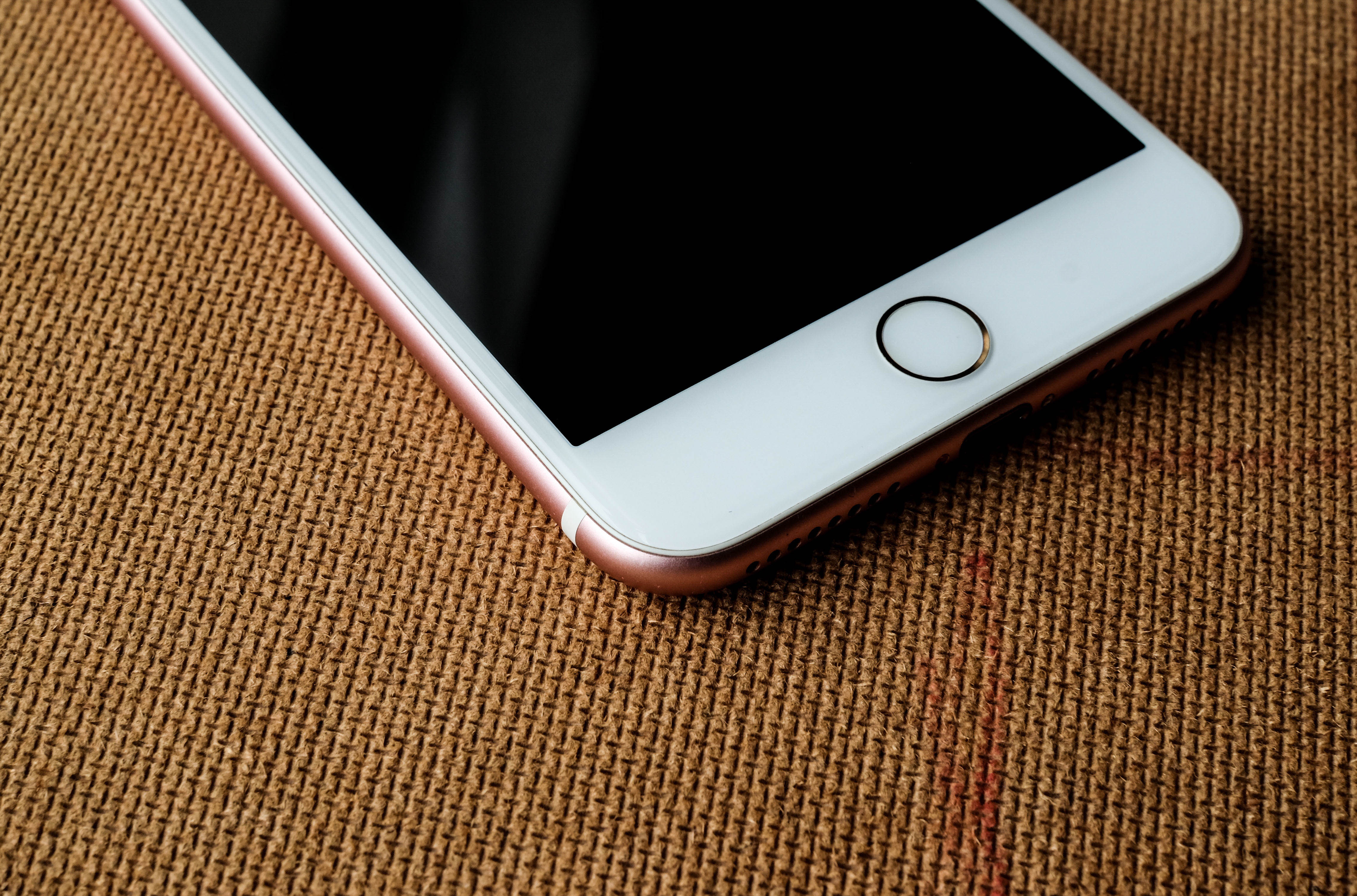 so sanh man hinh galaxy note fe va iphone 7 plus anh 7