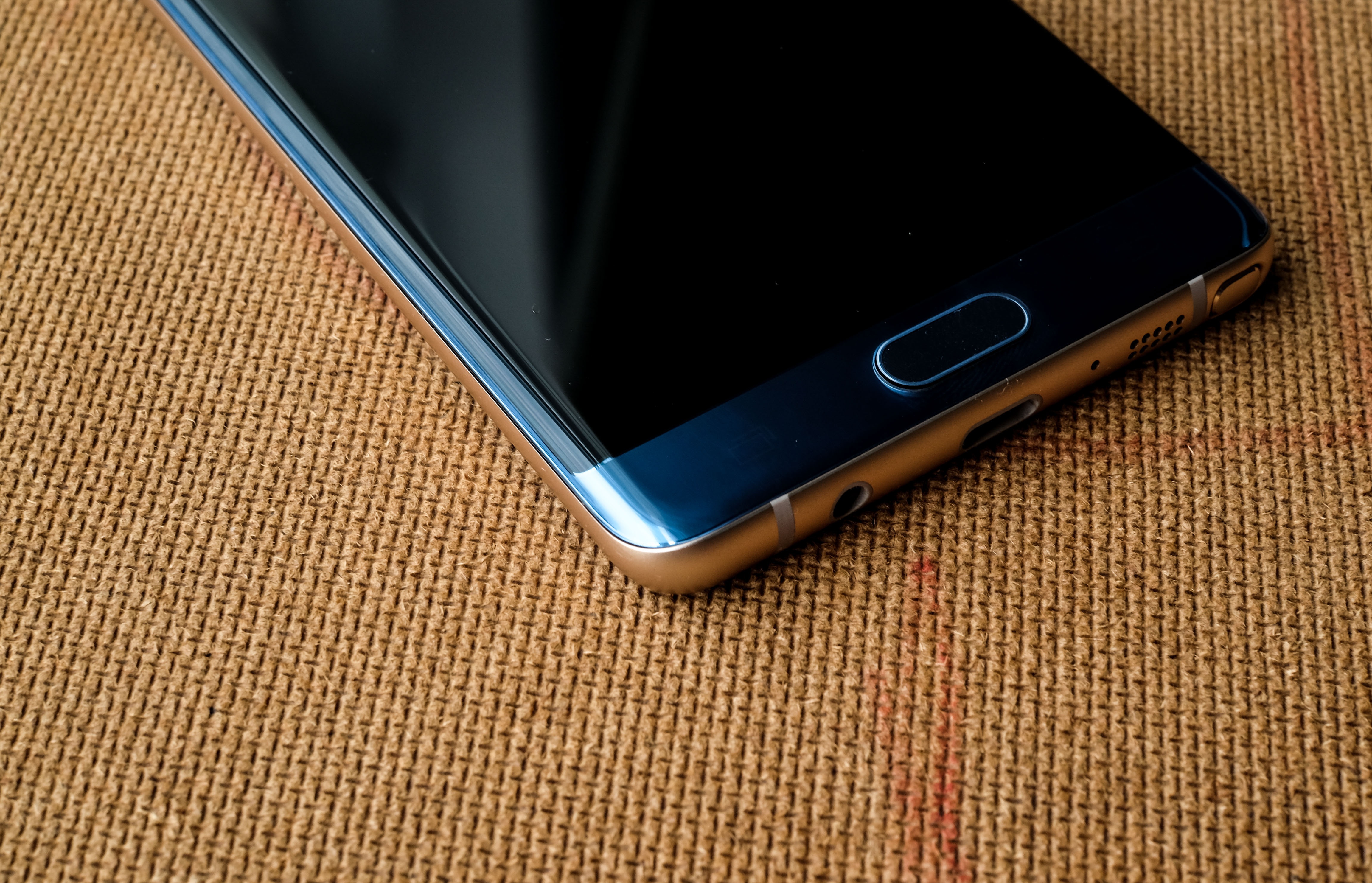 so sanh man hinh galaxy note fe va iphone 7 plus anh 8