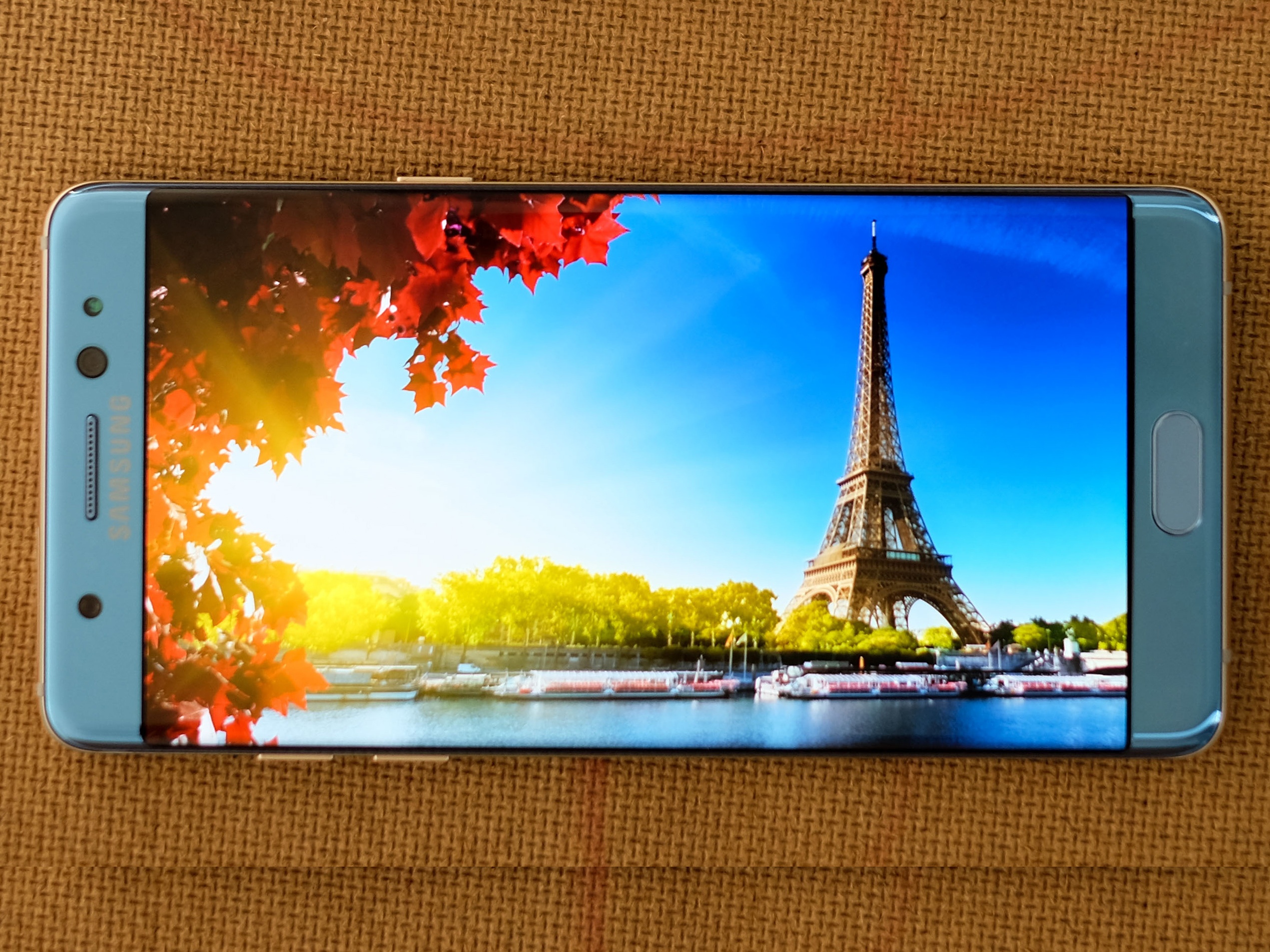 so sanh man hinh galaxy note fe va iphone 7 plus anh 17