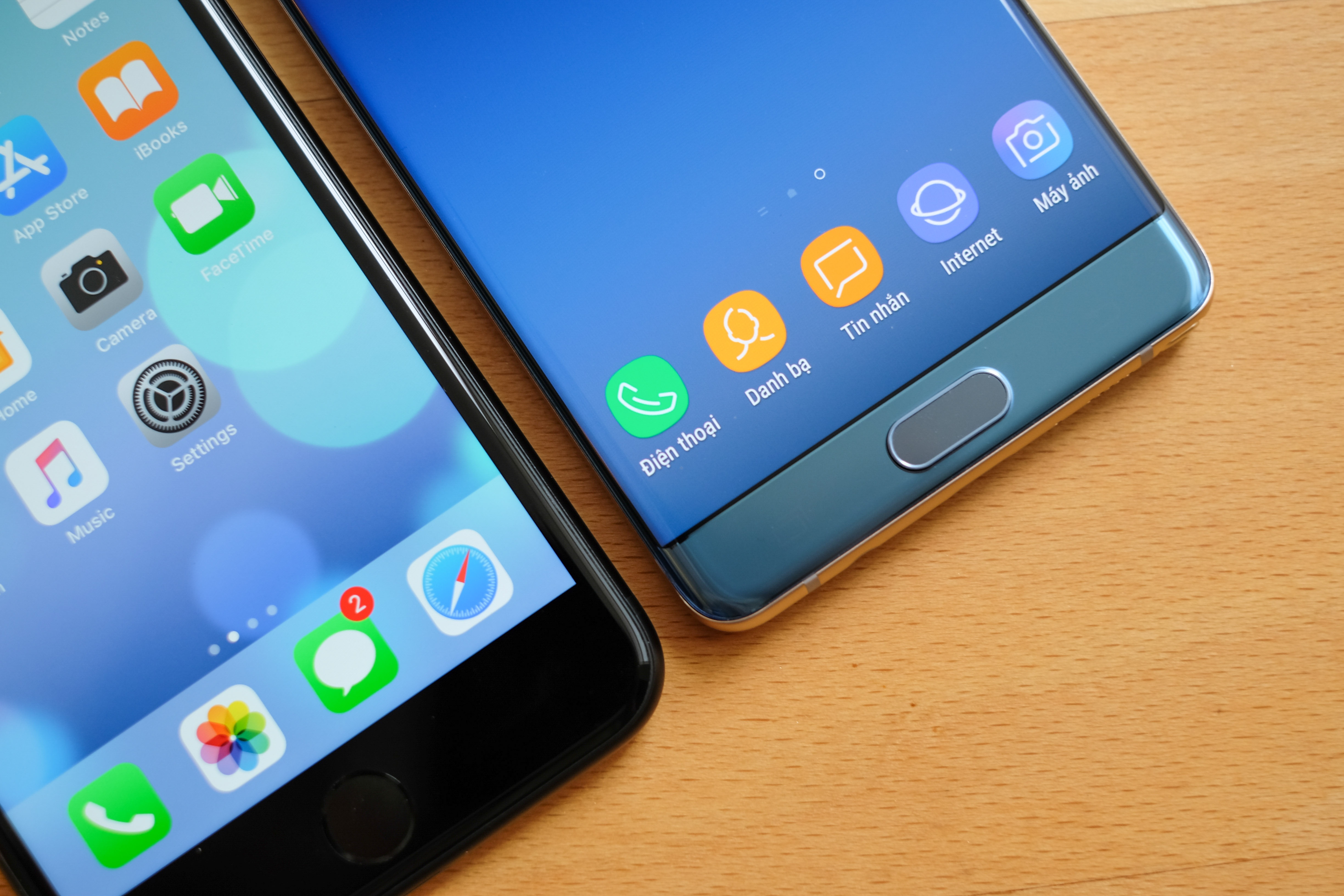 so sanh man hinh galaxy note fe va iphone 7 plus anh 20