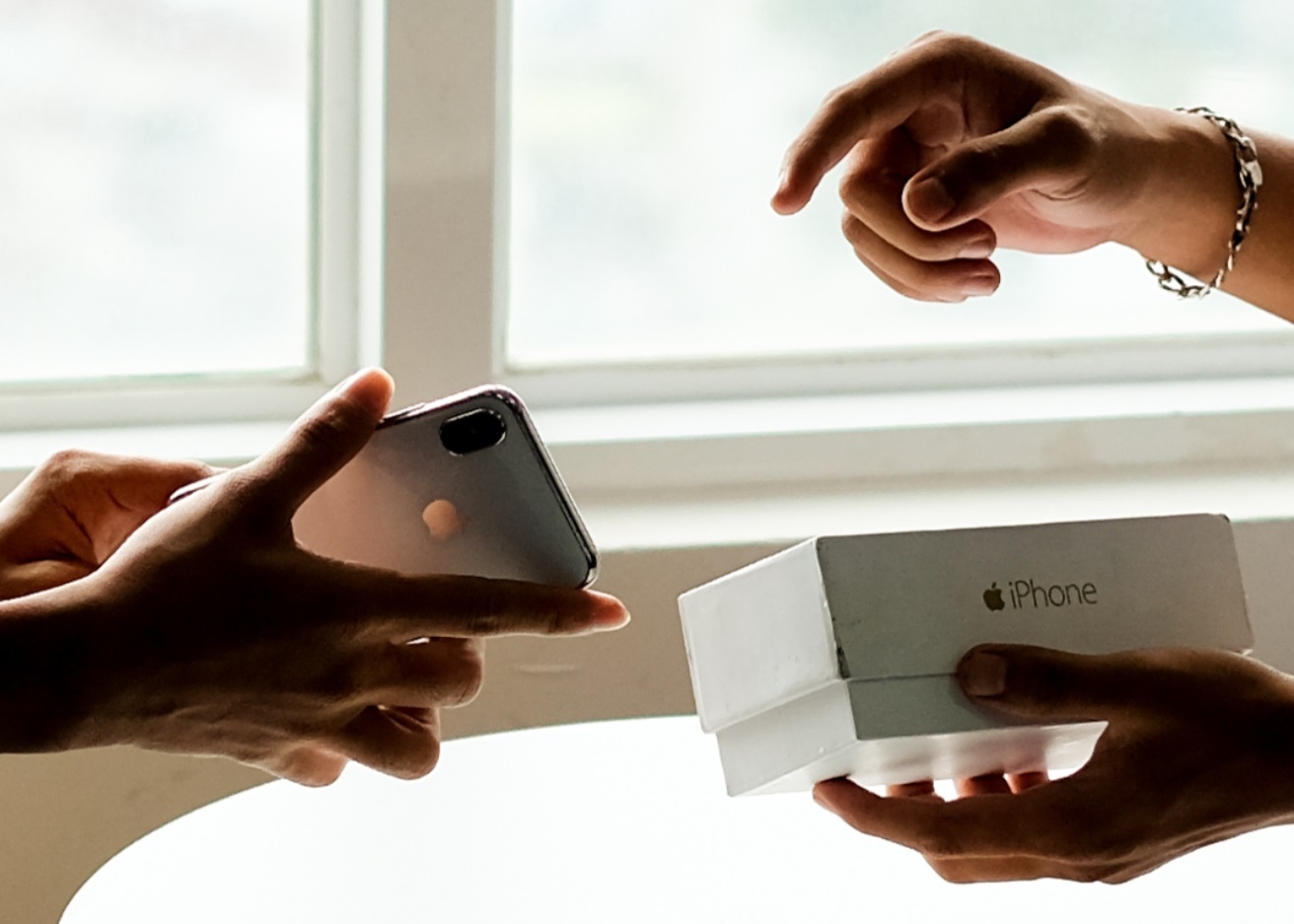 Bo 22 trieu mua iPhone X, nhan duoc mo hinh tai Sai Gon hinh anh