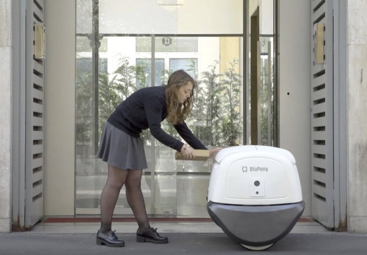 Robot chuyen hang nhan dien khuon mat sap ra mat hinh anh