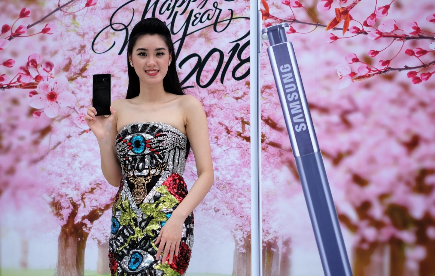 Trai nghiem Galaxy Note 8 cho don nam moi tai pho di bo Sai Gon hinh anh