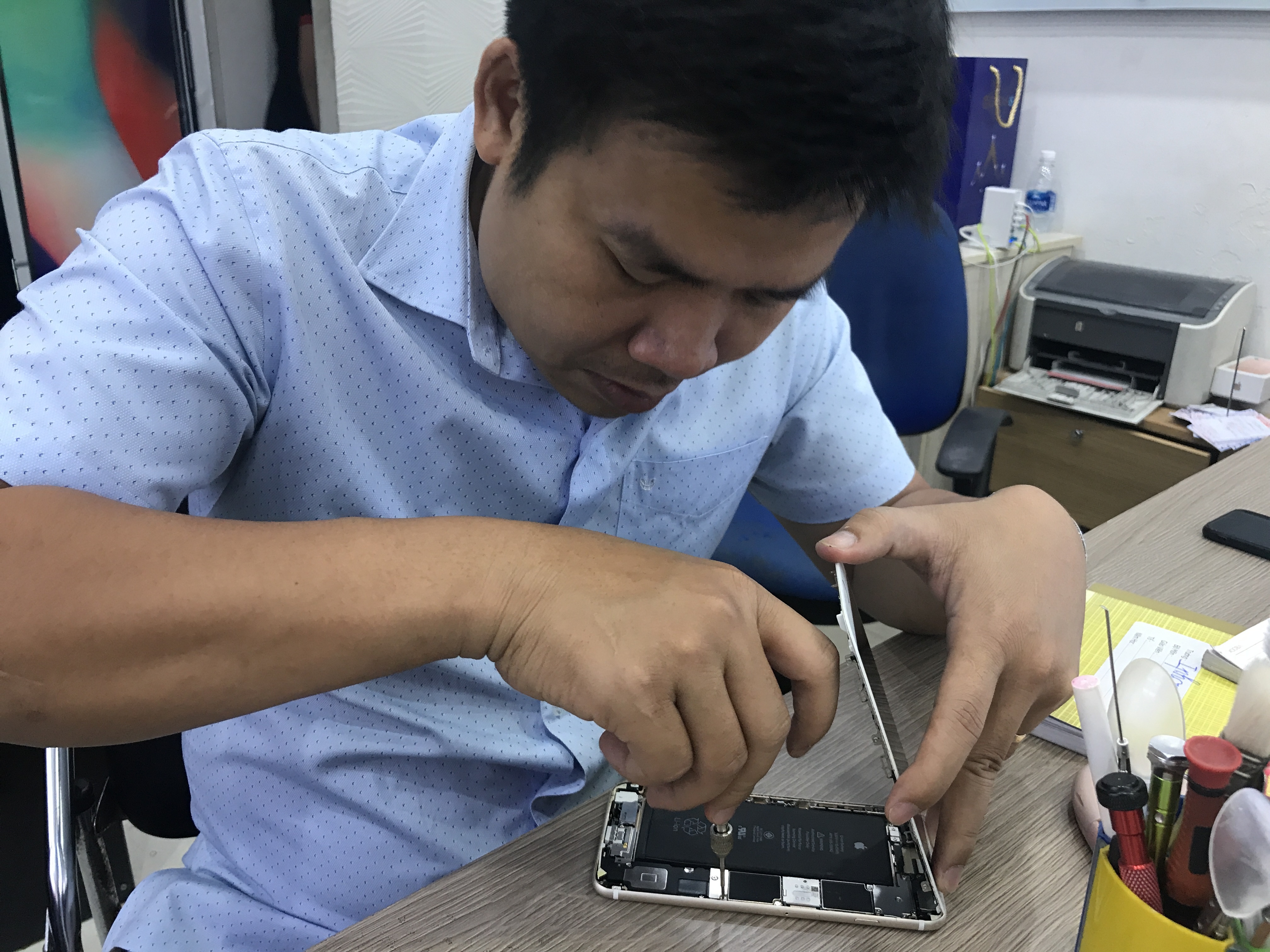 12 ngay, 730.000 dong, toi nhan duoc gi khi di thay pin iPhone? hinh anh