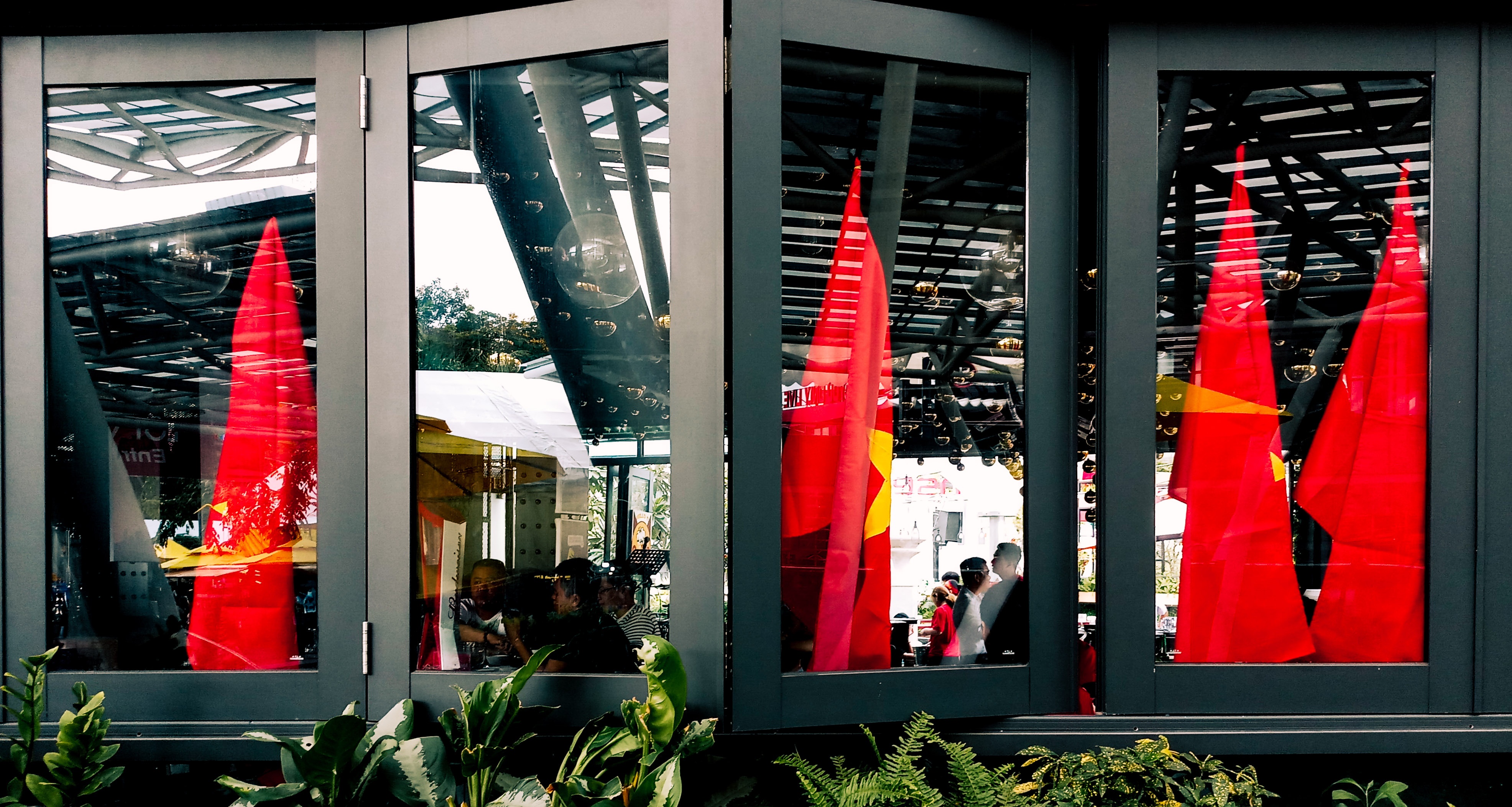 Khong khi truoc chung ket U23 qua ong kinh Samsung Galaxy J7+ hinh anh