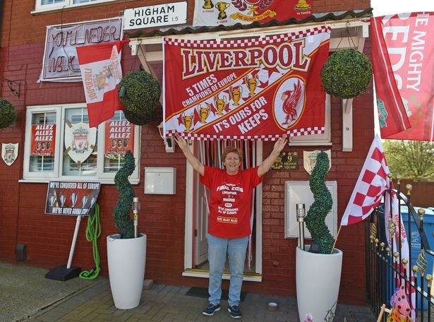 CDV 63 tuoi trang hoang nha nhu phong luu niem Liverpool hinh anh