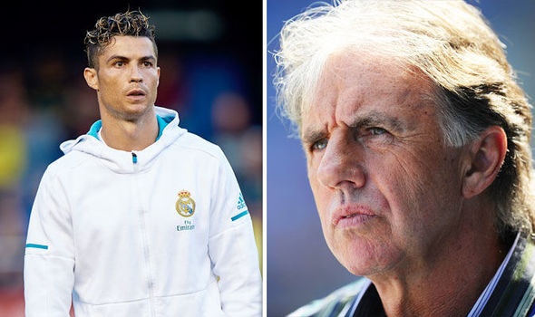 'Ronaldo thuong xuyen hon doi khi mat bong' hinh anh