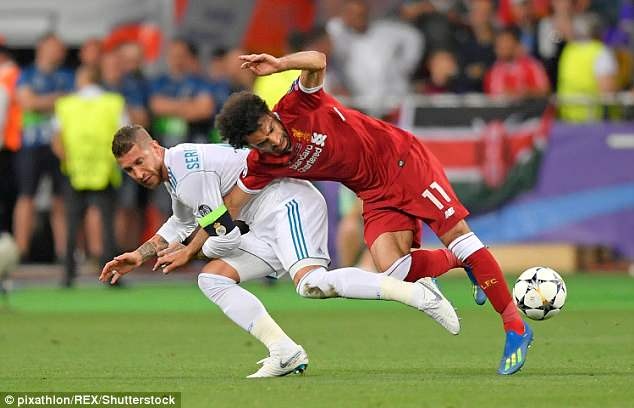 Lampard va Ferdinand benh Ramos khi va cham voi Salah hinh anh