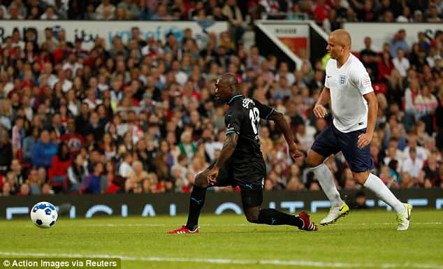 Eric Cantona tái xuất ở Old Trafford ảnh 11 Eric Cantona tai xuat o Old Trafford anh 11