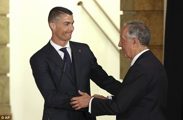 Ronaldo cười tươi khi diện kiến Tổng thống ảnh 1 Ronaldo cuoi tuoi khi dien kien Tong thong anh 1