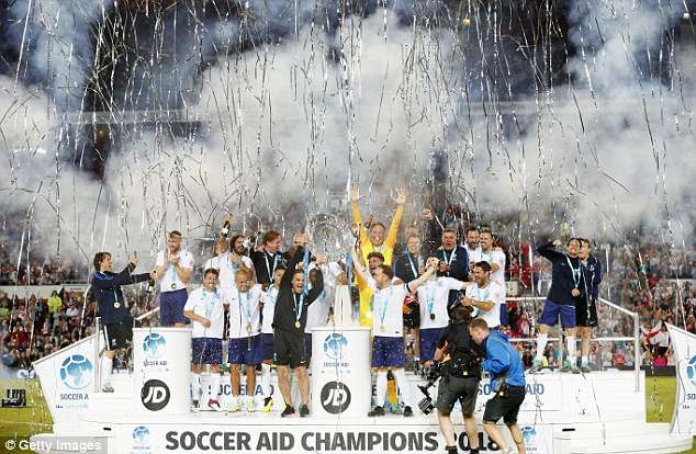 Eric Cantona tái xuất ở Old Trafford ảnh 1 Eric Cantona tai xuat o Old Trafford anh 1