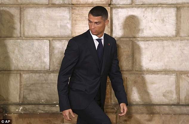 Ronaldo cười tươi khi diện kiến Tổng thống ảnh 6 Ronaldo cuoi tuoi khi dien kien Tong thong anh 6