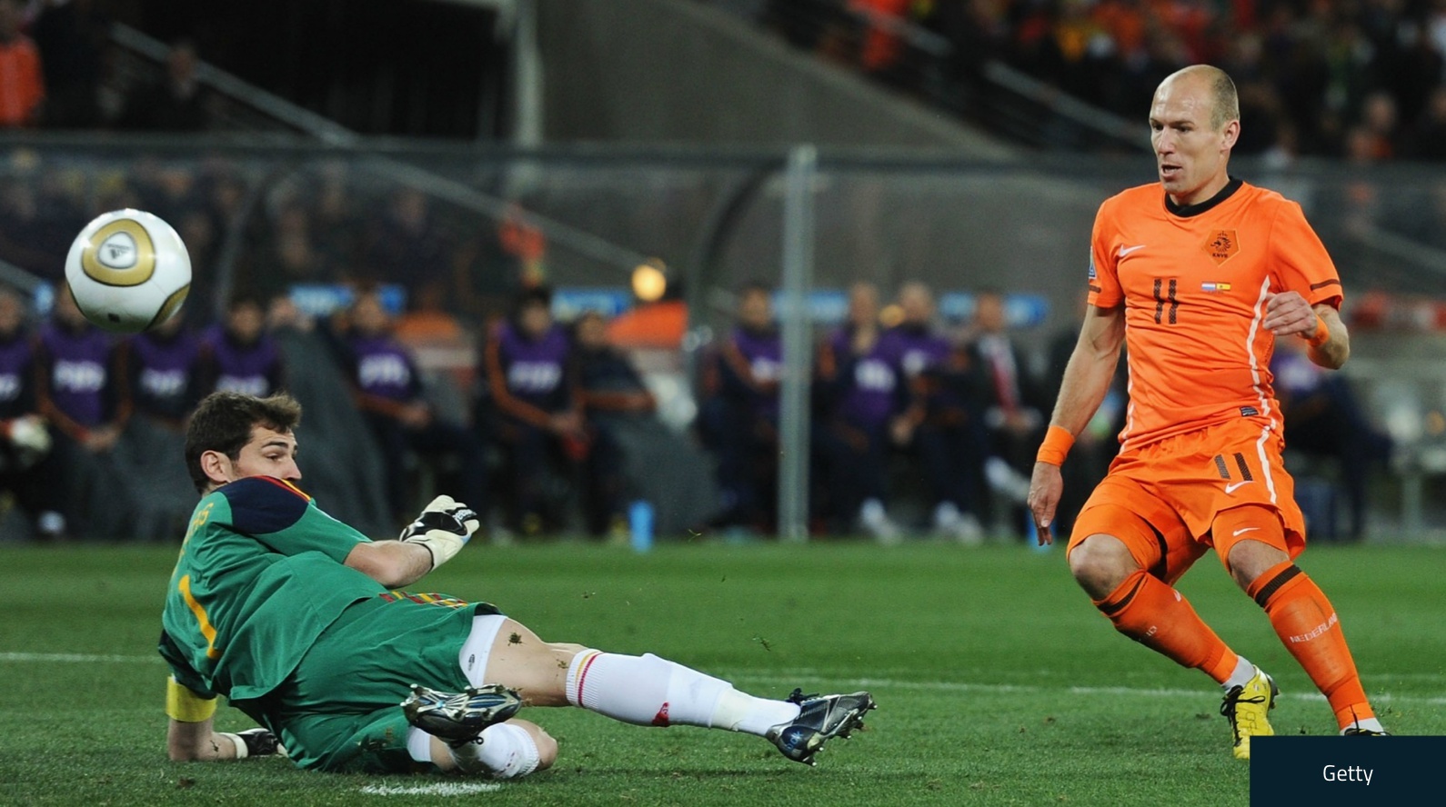 10 pha bo lo ban thang dang tiec nhat lich su World Cup hinh anh