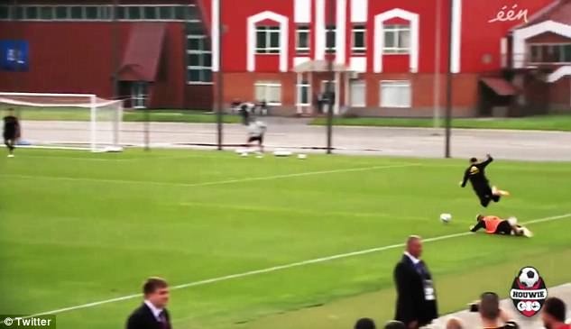 World Cup, De Bruyne triệt hạ Januzaj trên sân tập ảnh 1 World Cup, De Bruyne triet ha Januzaj tren san tap anh 1