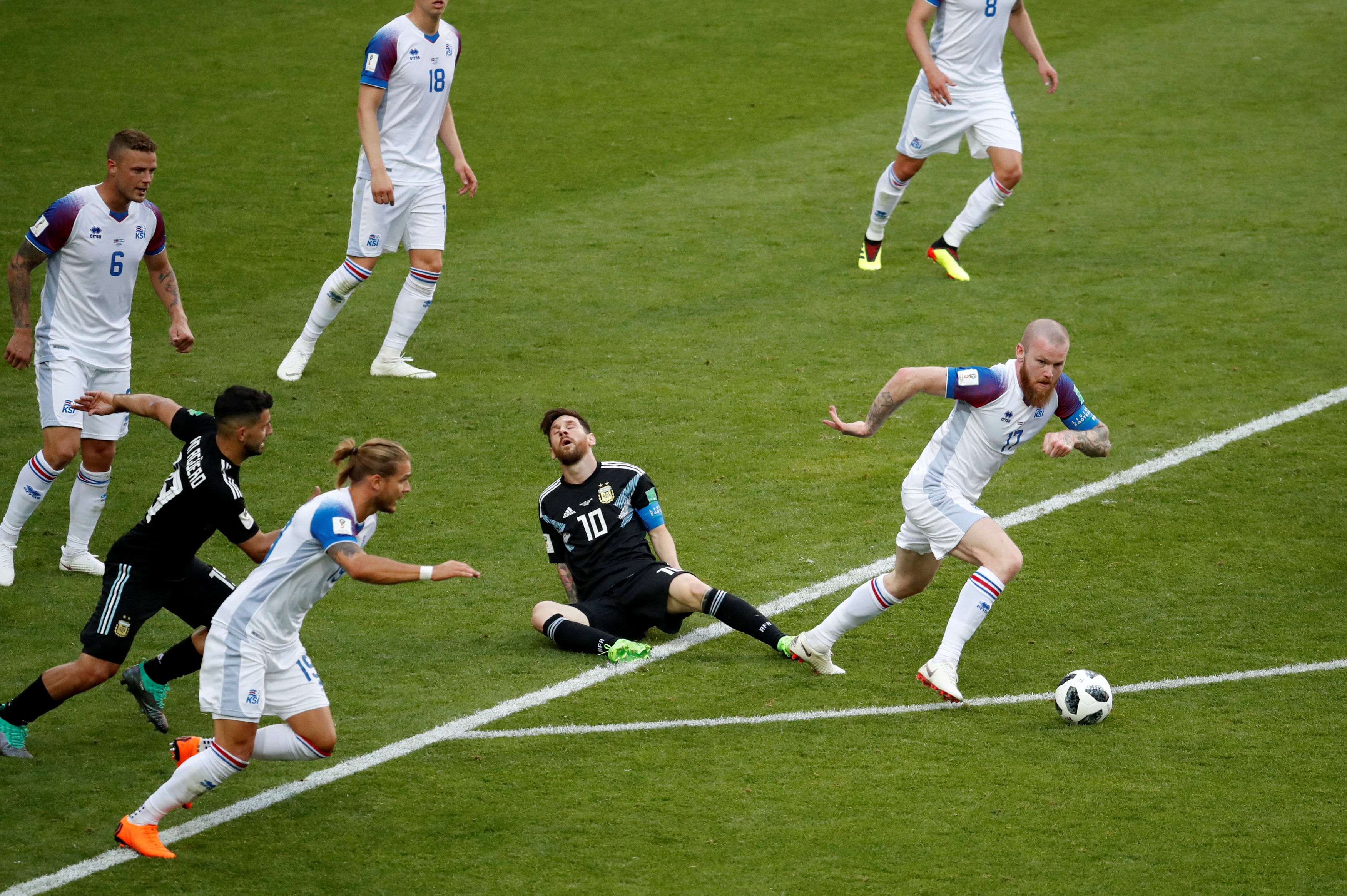 Messi,  Argentina,  World Cup,  Iceland anh 9