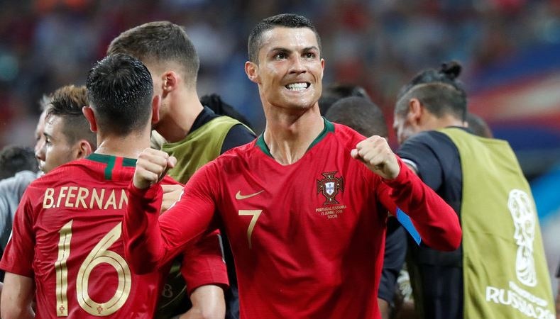 Bo Dao Nha hoa Tay Ban Nha kich tinh: Ca the gioi goi ten Ronaldo hinh anh