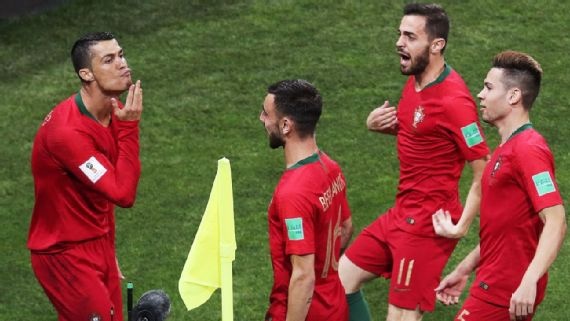 Lap hat-trick, Ronaldo an mung 'da xoay' Messi hinh anh