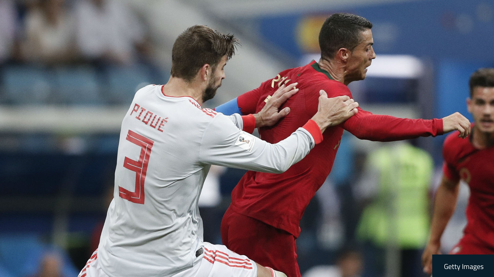 Gerard Pique: 'Ronaldo hay an va qua' hinh anh